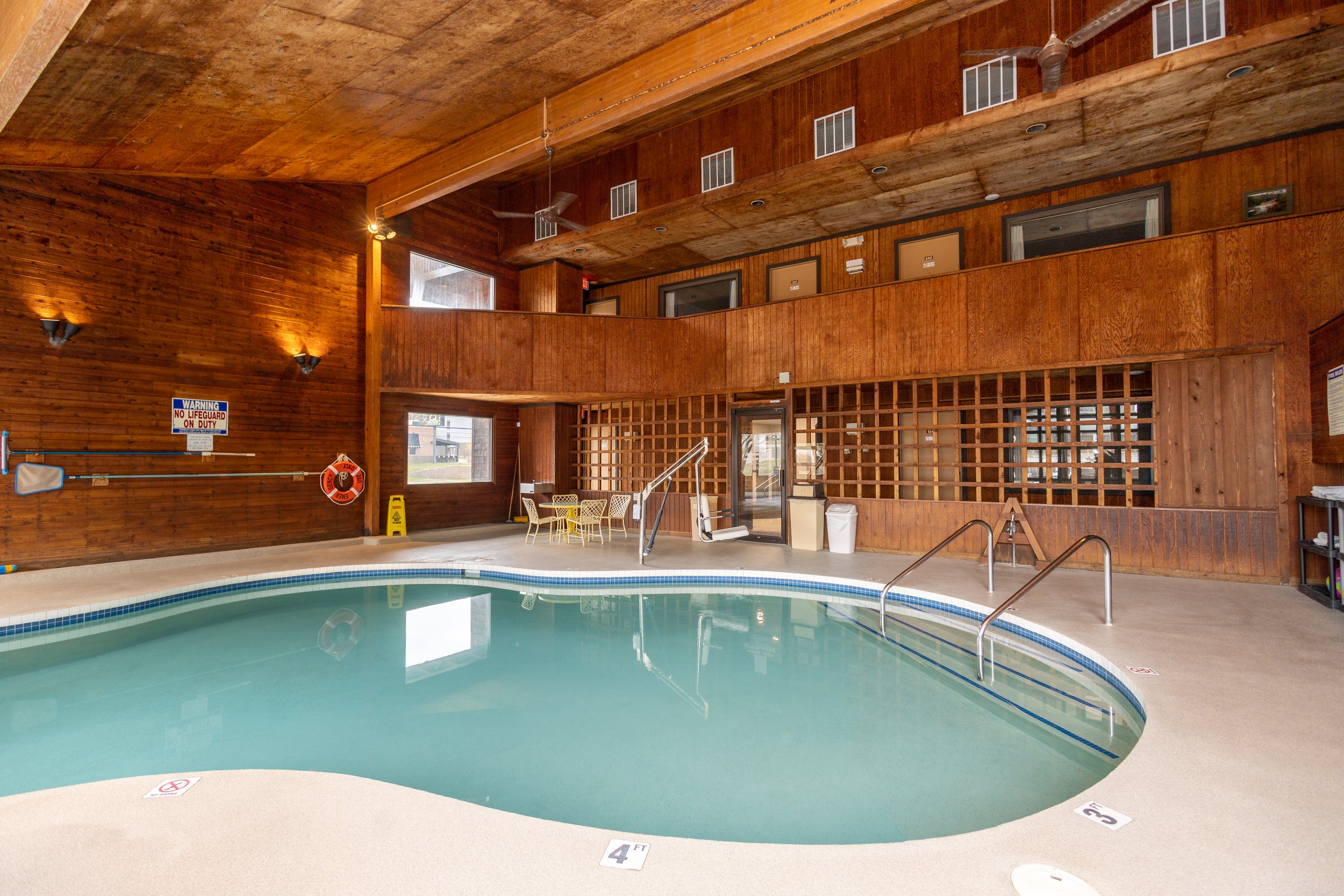 cedarmotorinnpool2.jpg