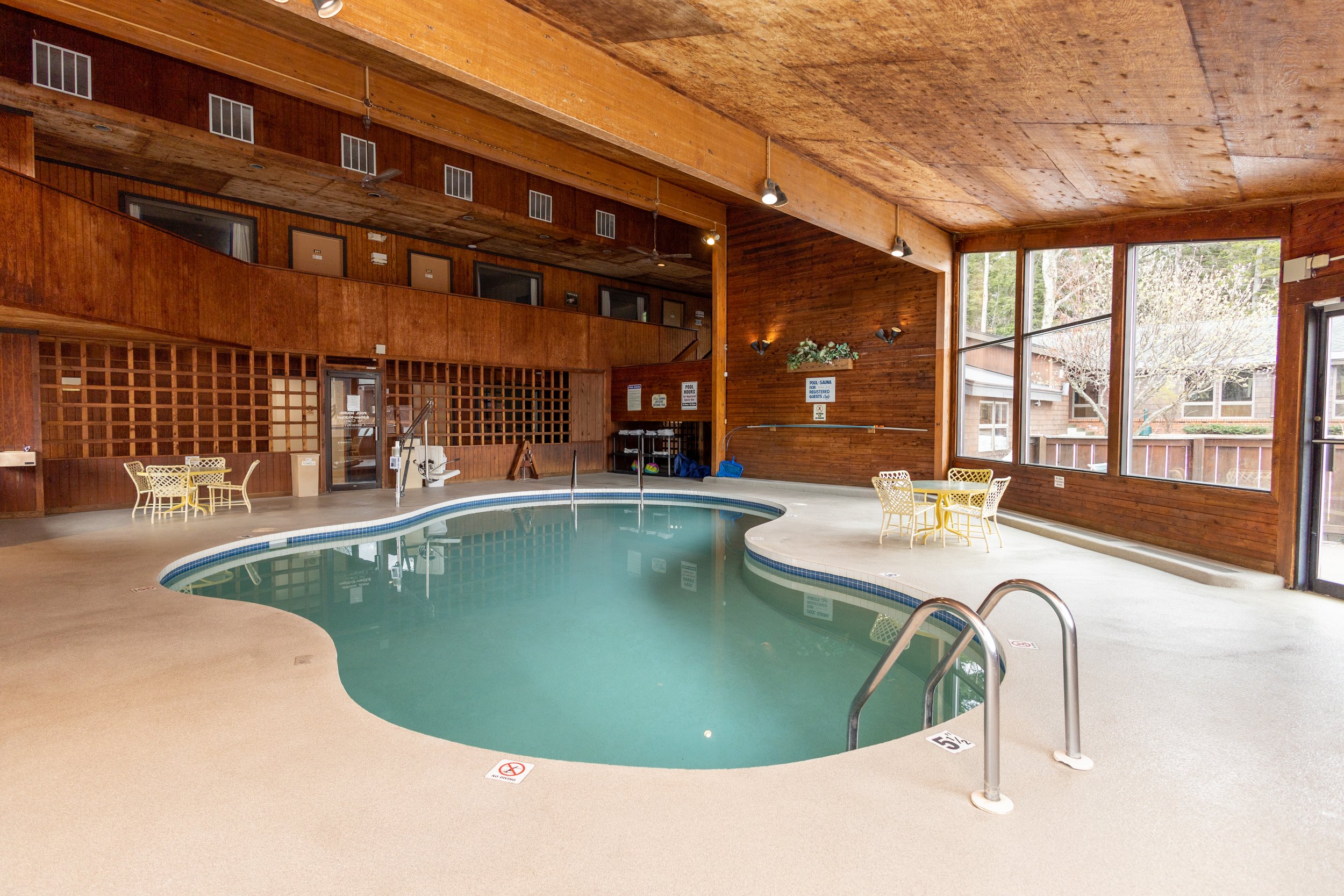 cedarmotorinnpool3.jpg