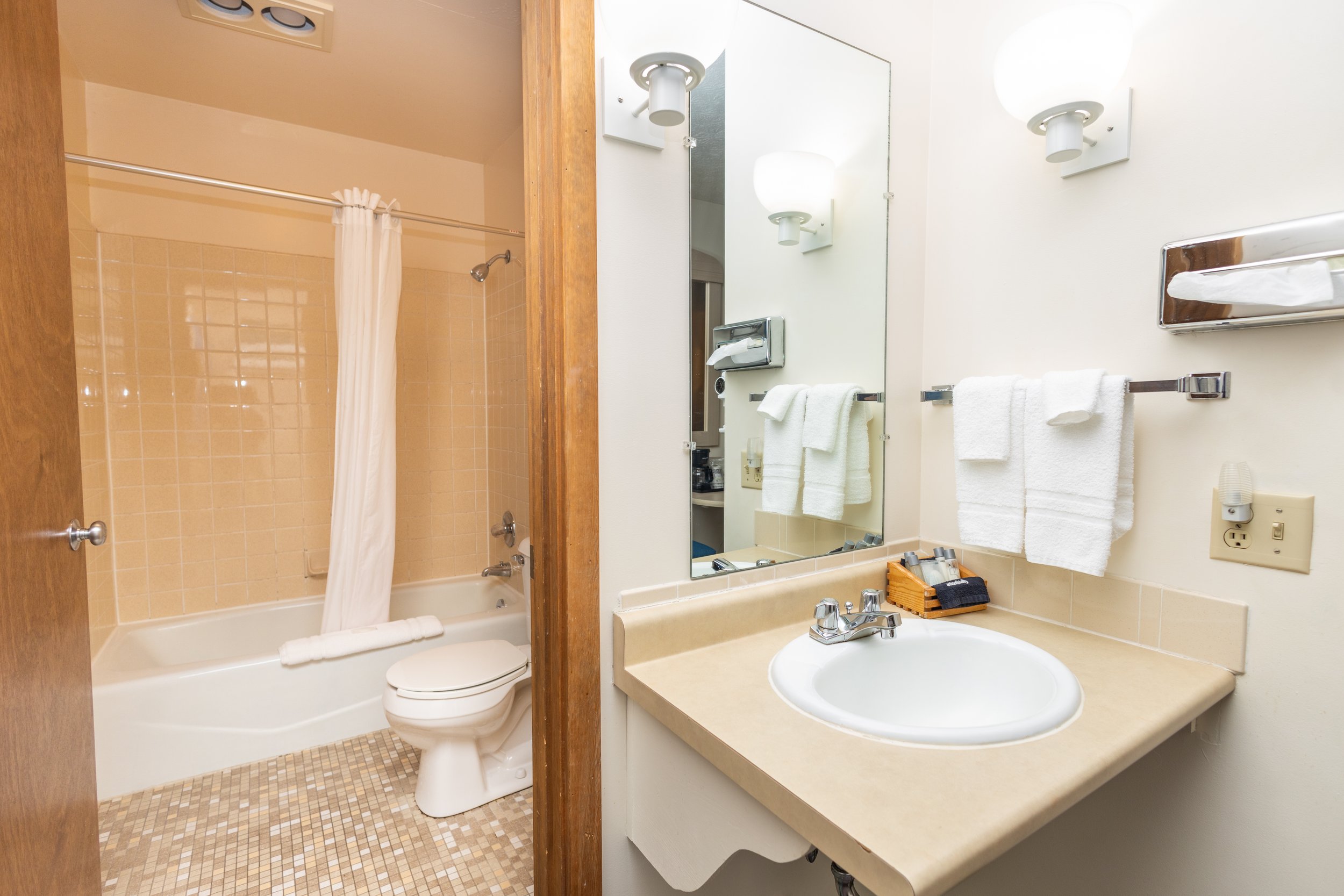 cedarmotorinnbathroom.jpg