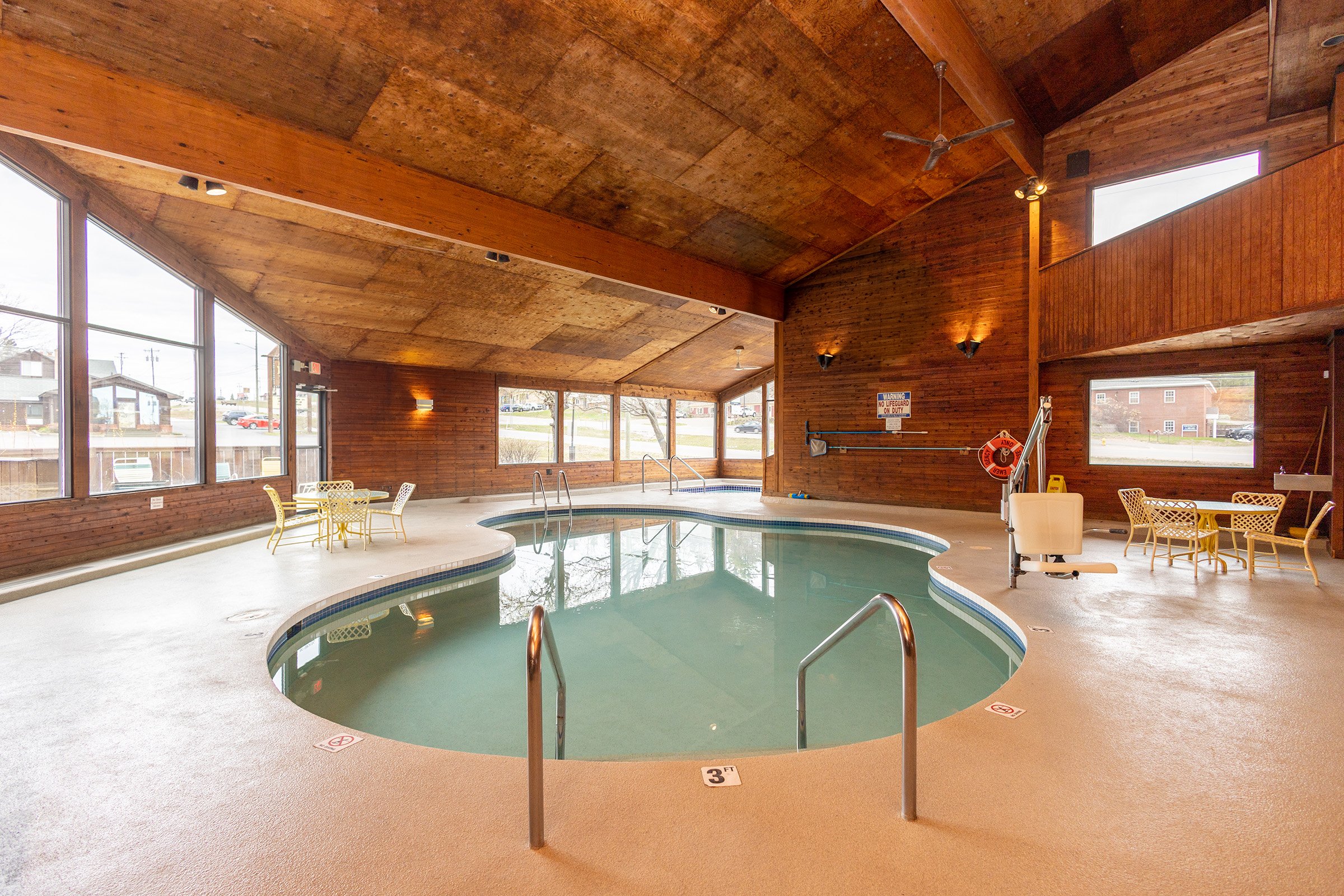 cedarmotorinnpool1_.jpg