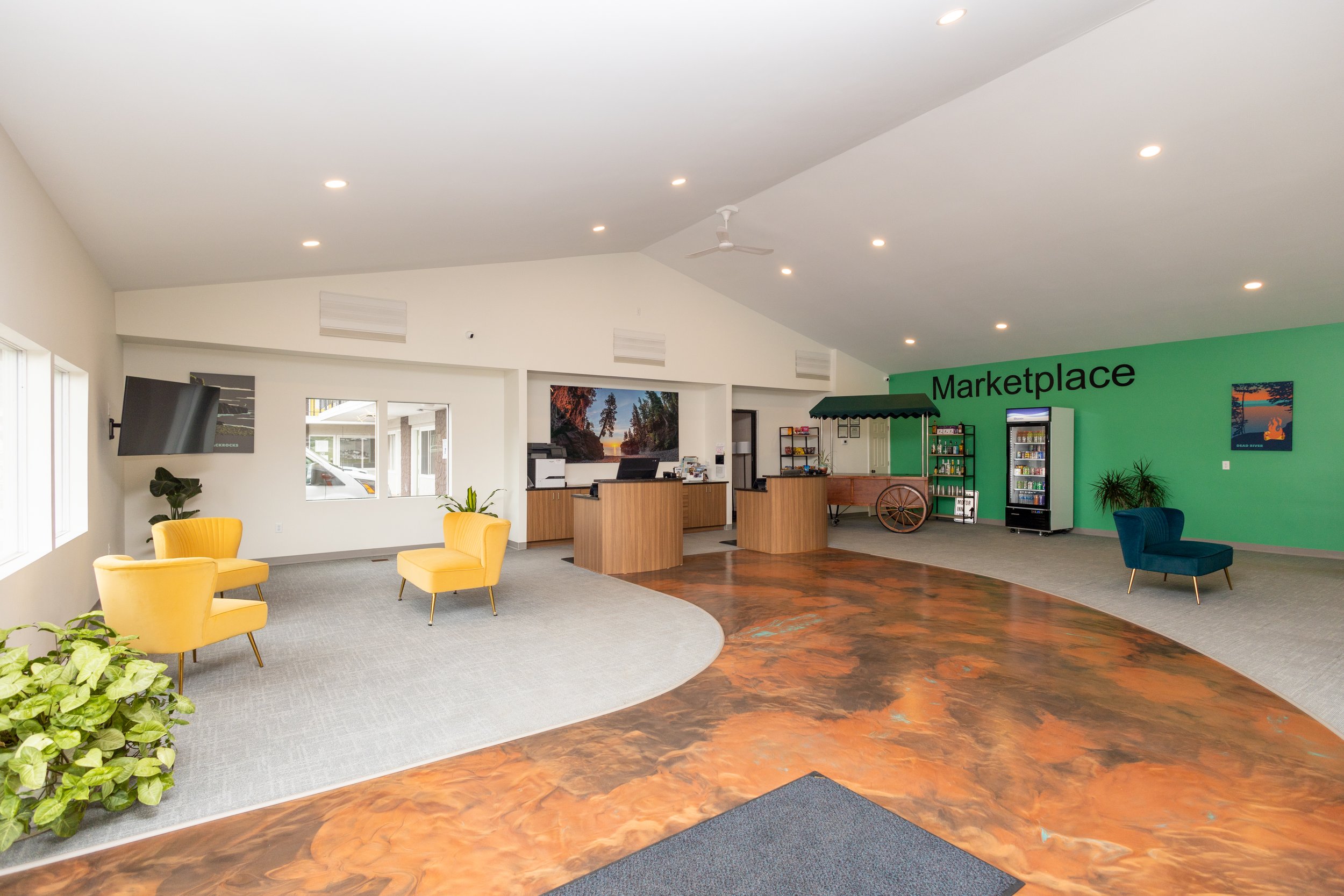 cedarmotorinnLobby4.jpg