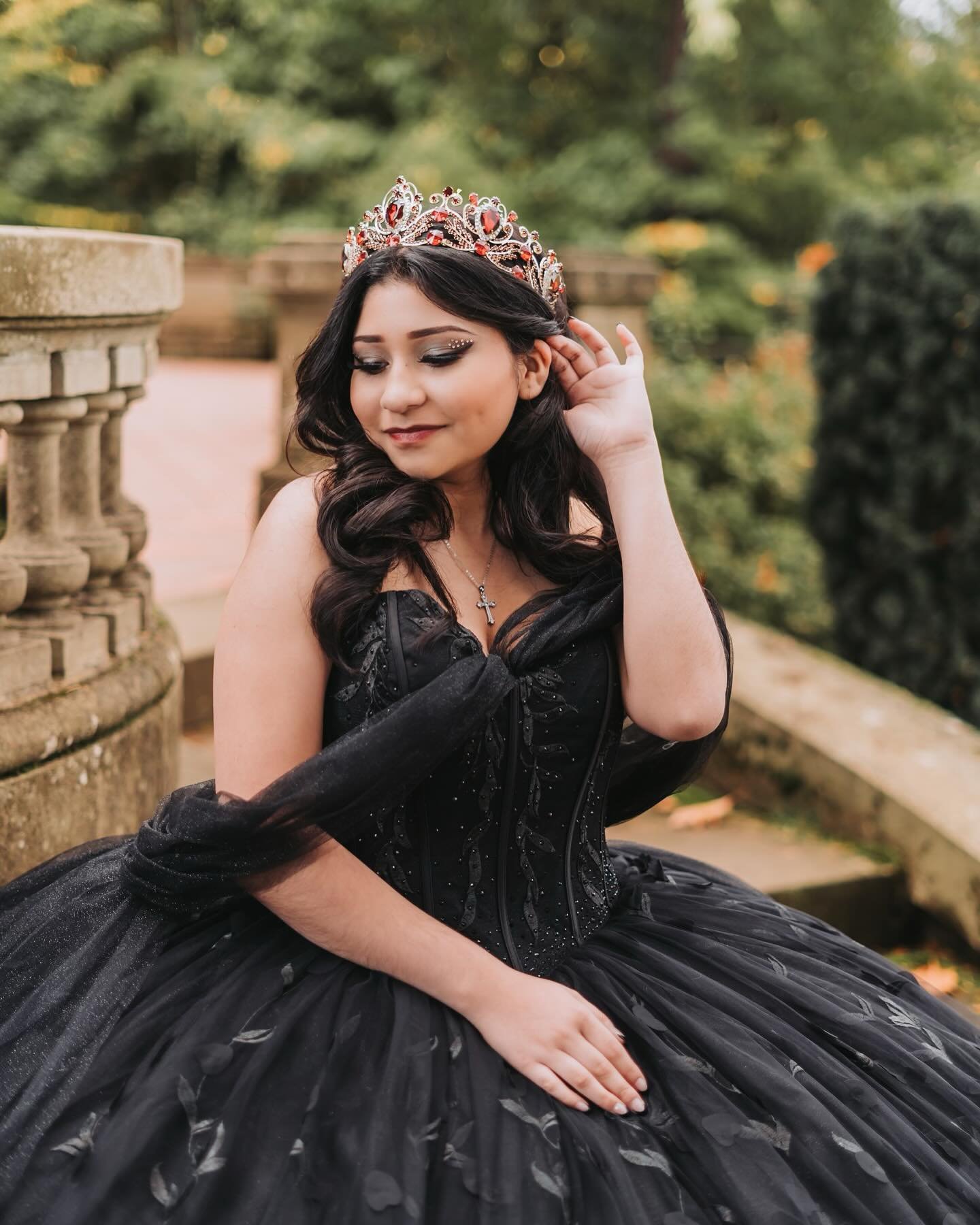 Black is timeless &amp; classy 🖤✨ 
Thank you BRISEIDA for saying YES to the dress at @luciaisabelcollection 
.
@golden_bliss_photography 
@favisfabulouscakes 
@arteandbeautypdx 
.
#quince #quinceanera #15a&ntilde;os #15 #queen #elegant #classy #sayy