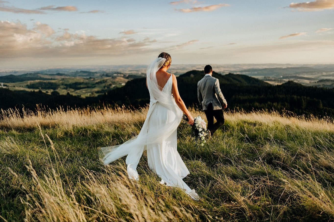 Reminiscing about this beauty of a day for Laura &amp; Ethan! 🤍

A perfect summer&rsquo;s day celebrating love on Ethan&rsquo;s family farm in Dargaville. That golden light and those rolling hills created the most breathtaking backdrop. So much joy 