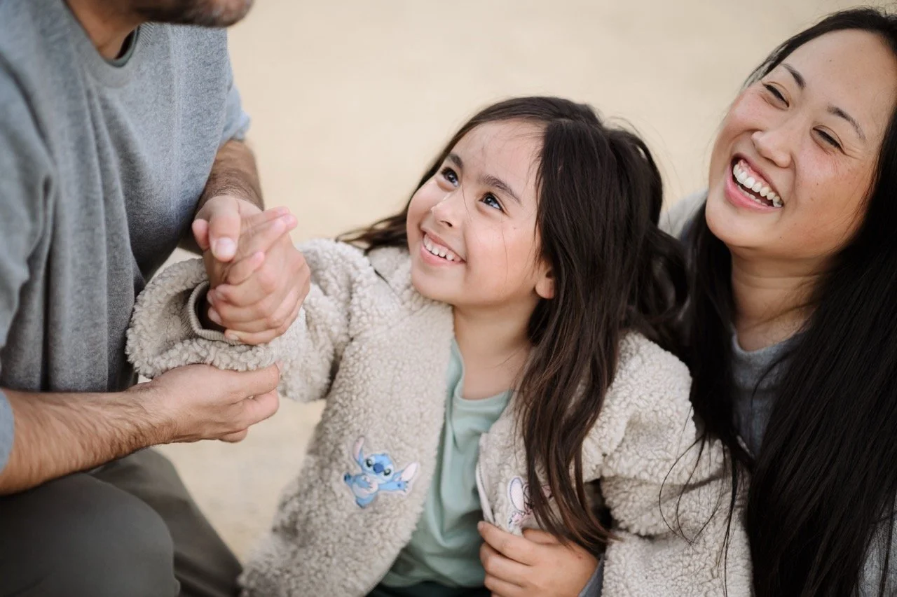 Une jeune fille et une femme souriantes qui regardent le papa