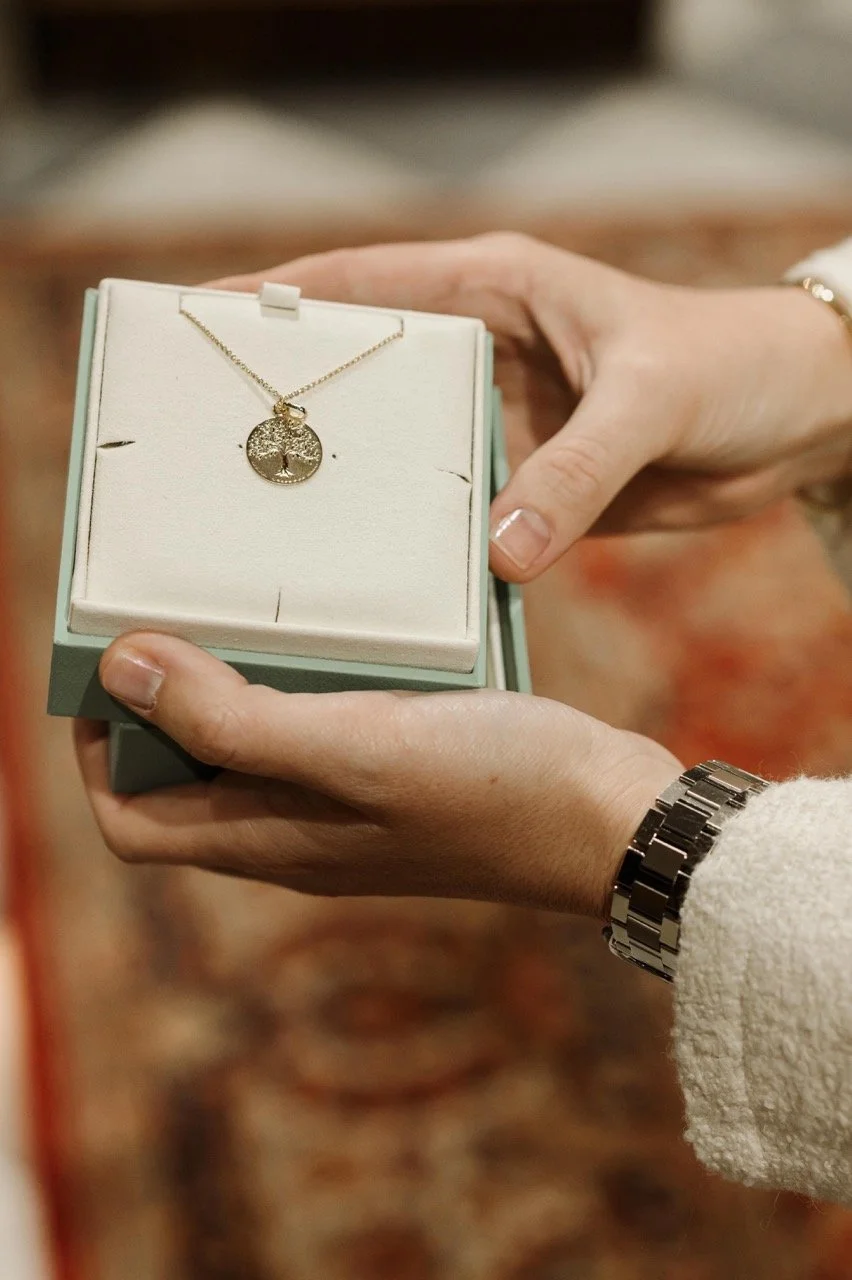 Les détails que vous préparez pour votre baptême me plaisent beaucoup ici la chaine offerte à l'enfant baptisé.