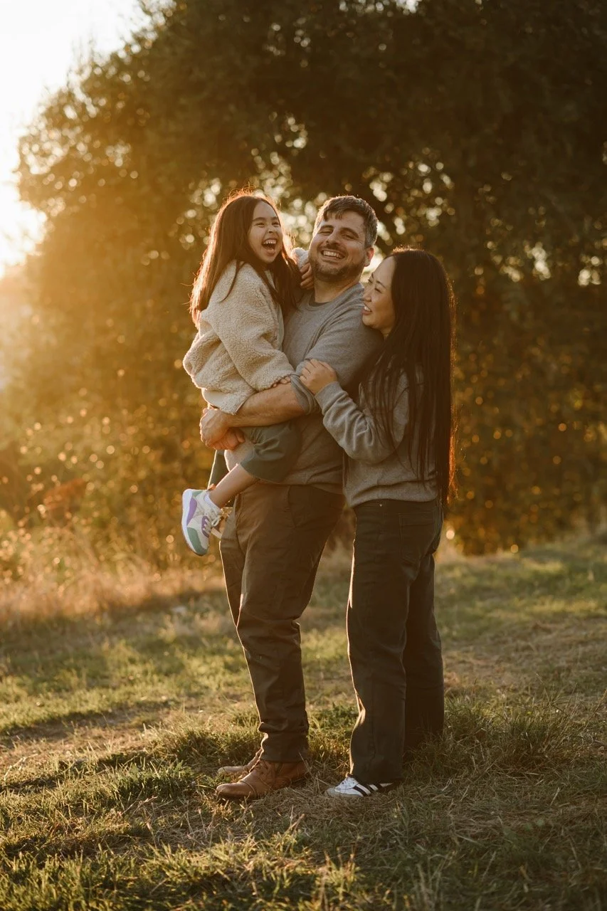 un frère ou soeur et une partie de chatouille.