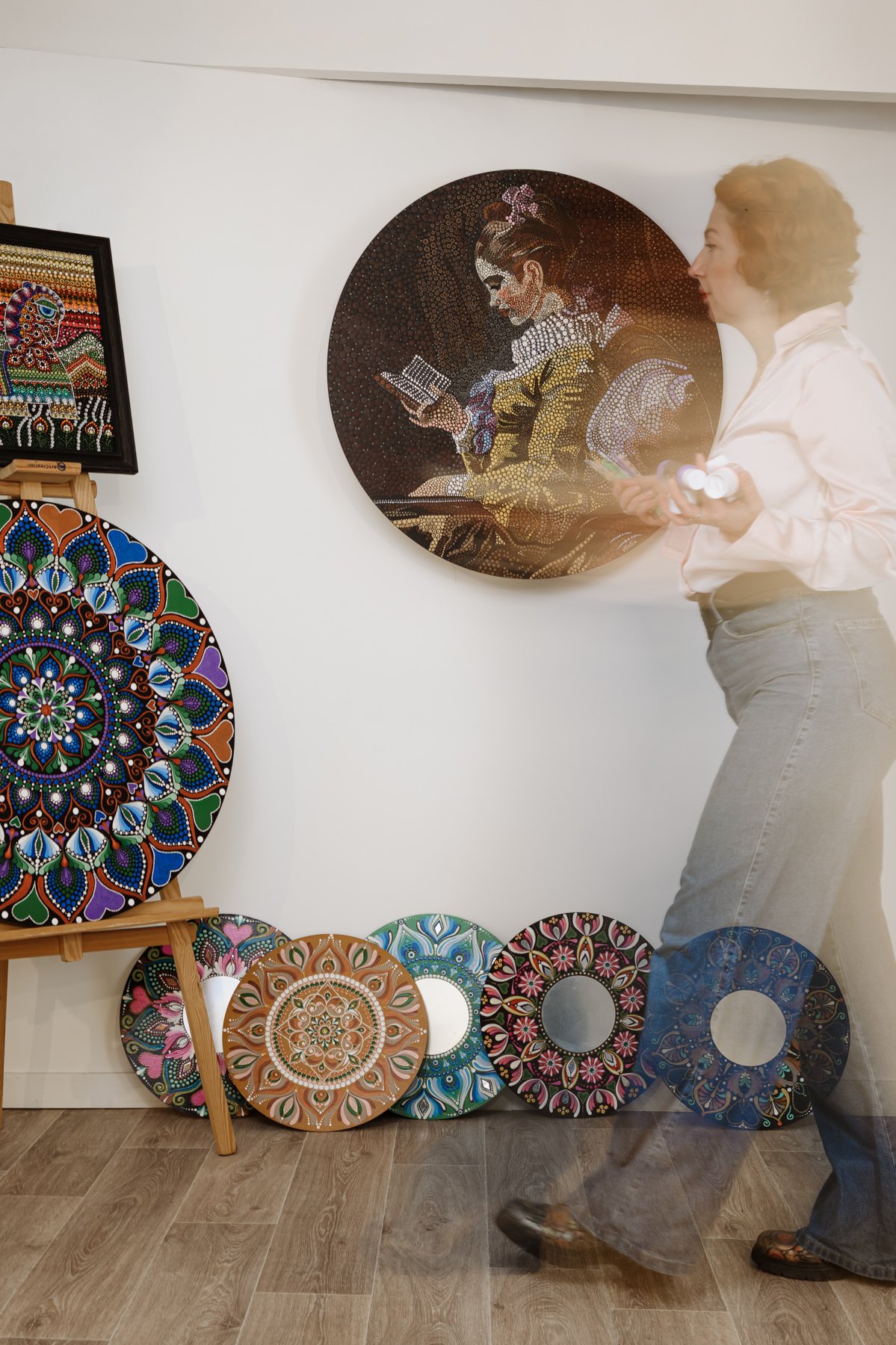 Un atelier rempli de tableaux