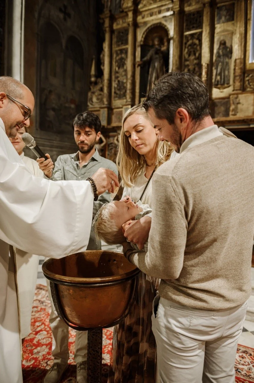 La photo de l'enfant baptisé. Photographe de Baptême Nice et Cimiez.