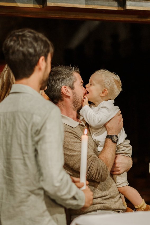 Un calin même pendant le Baptême! 