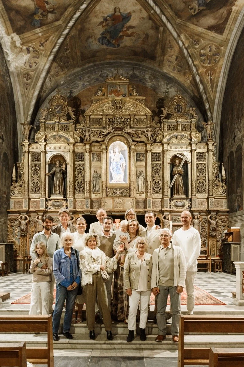 Une photo de groupe en ton sur ton avec l'église. c'est chic a souhait. photographe de baptême et de communion sur Cimiez, Nice.