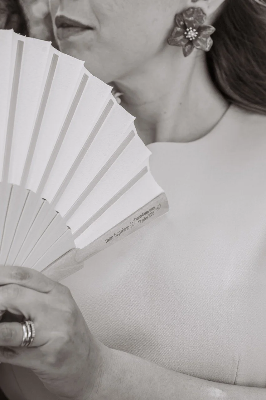 Un éventail fabriqué exprés pour la cérémonie religieuse de leur fille. baptême à Nice.