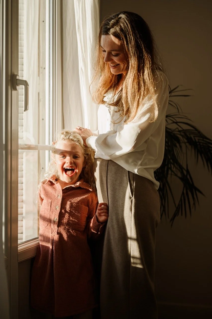 Une photo souvenir des enfants et de son mari à la Tour Eiffel à Paris, sur une allée bordée de buissons et d'arbres.