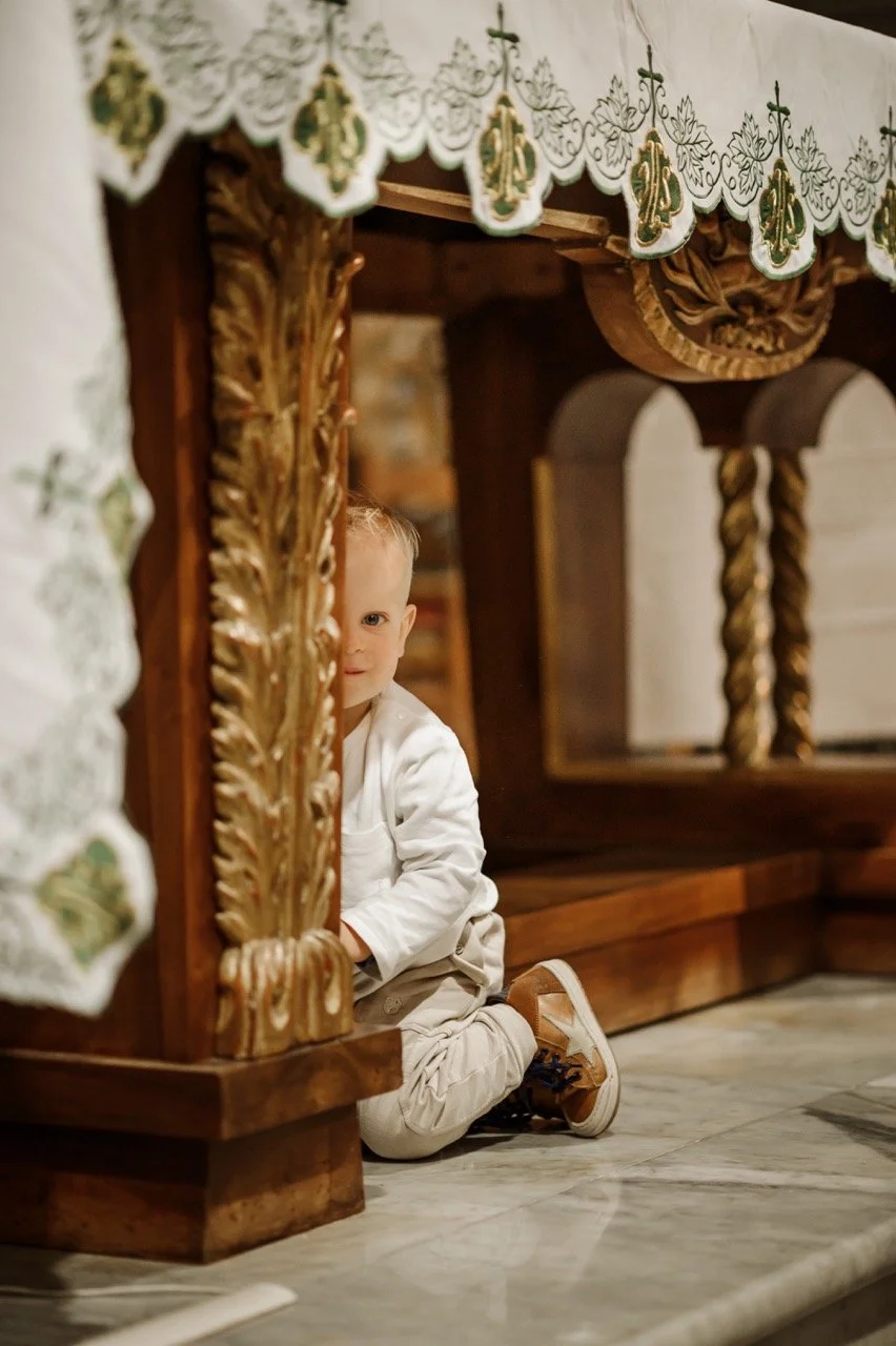 On peut également jouer à cache cache pendant son baptême, tout est permis