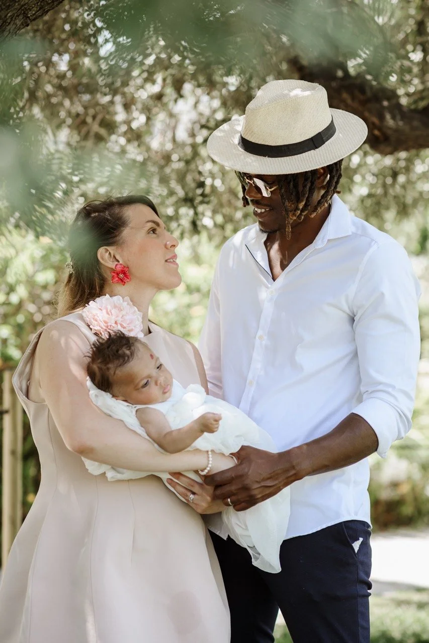 Séance famille aprés la cérémonie du Baptême dans le parc de la coulée verte à Nice. 