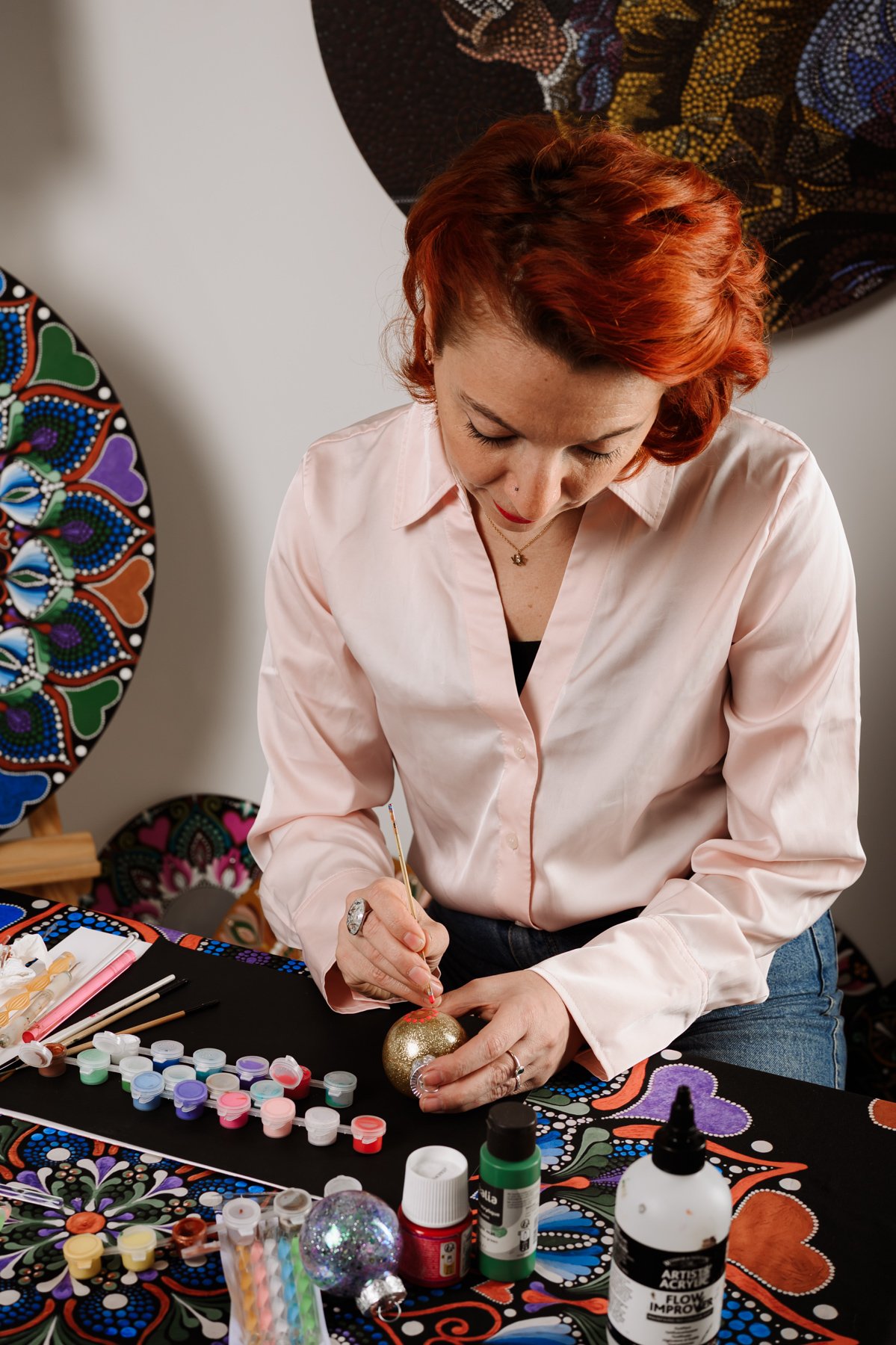 Nadja entrain de travailler sur une oeuvre