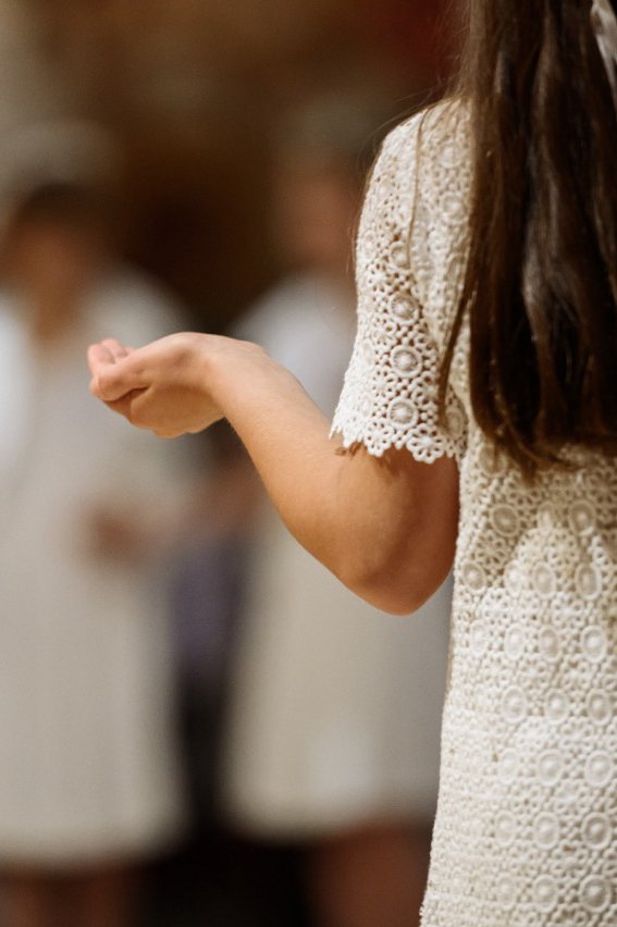 Une séance de couple de marié souriant en noir et blanc.
