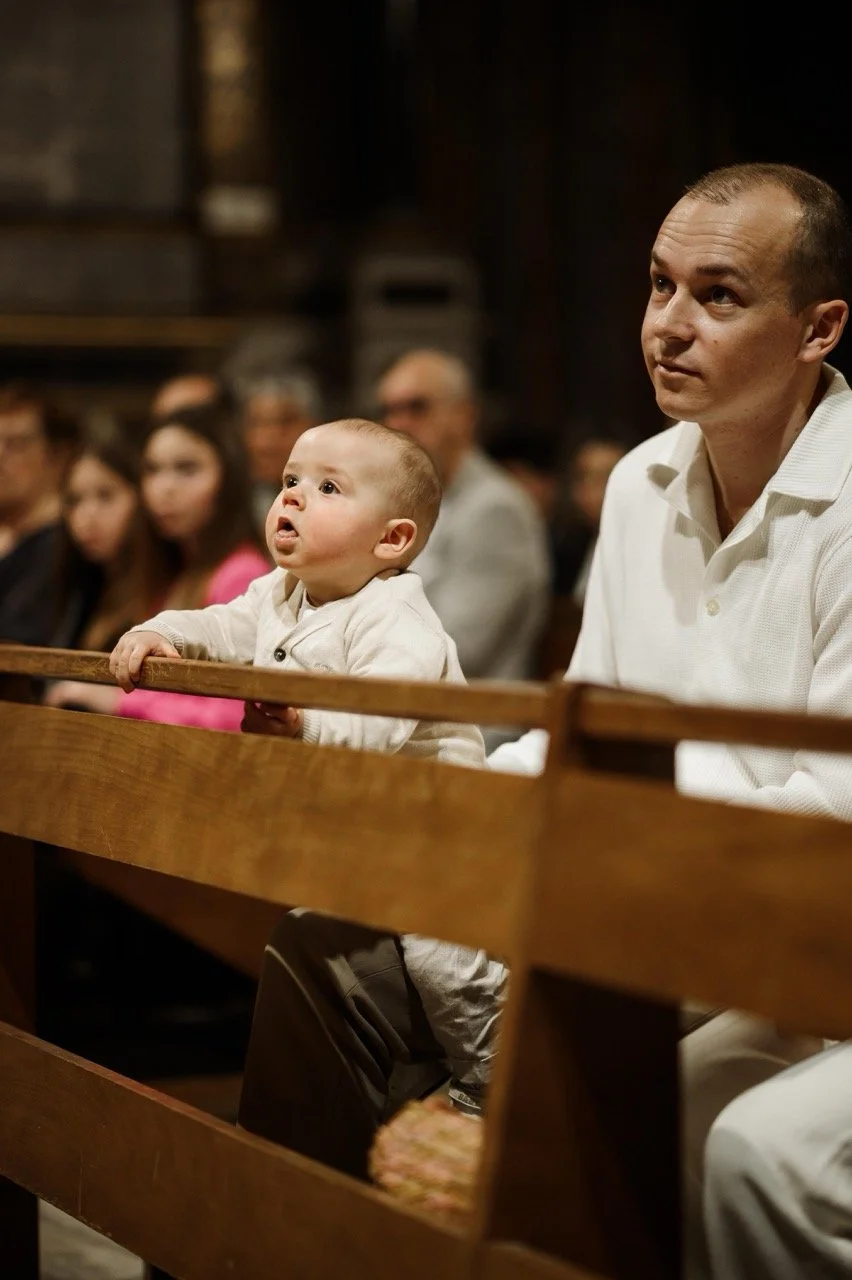 certains aiment jouer et d'autres préfèrent être attentif a tout ce qui se dit. Chacun son baptême! photograpge de baptême et de communion sur Nice et Cimiez.