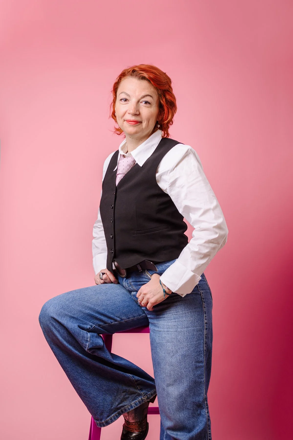 Portrait de Nadja avec le rose comme couleur de sa marque