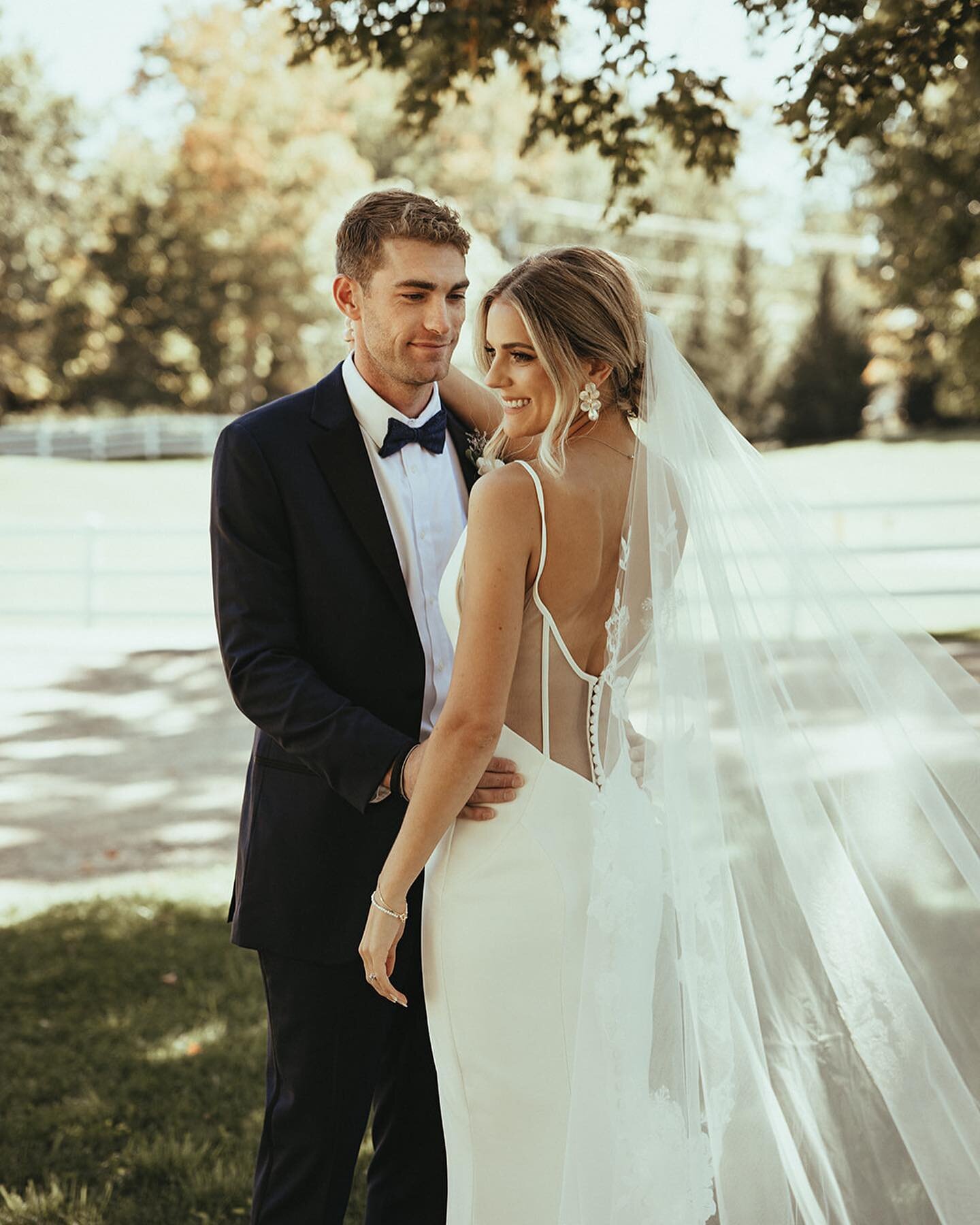 The magic behind first looks are one of our favorite moments to photograph 📸✨ a private moment for just the two of you 🤍

Who did a first look and are you happy you did one??