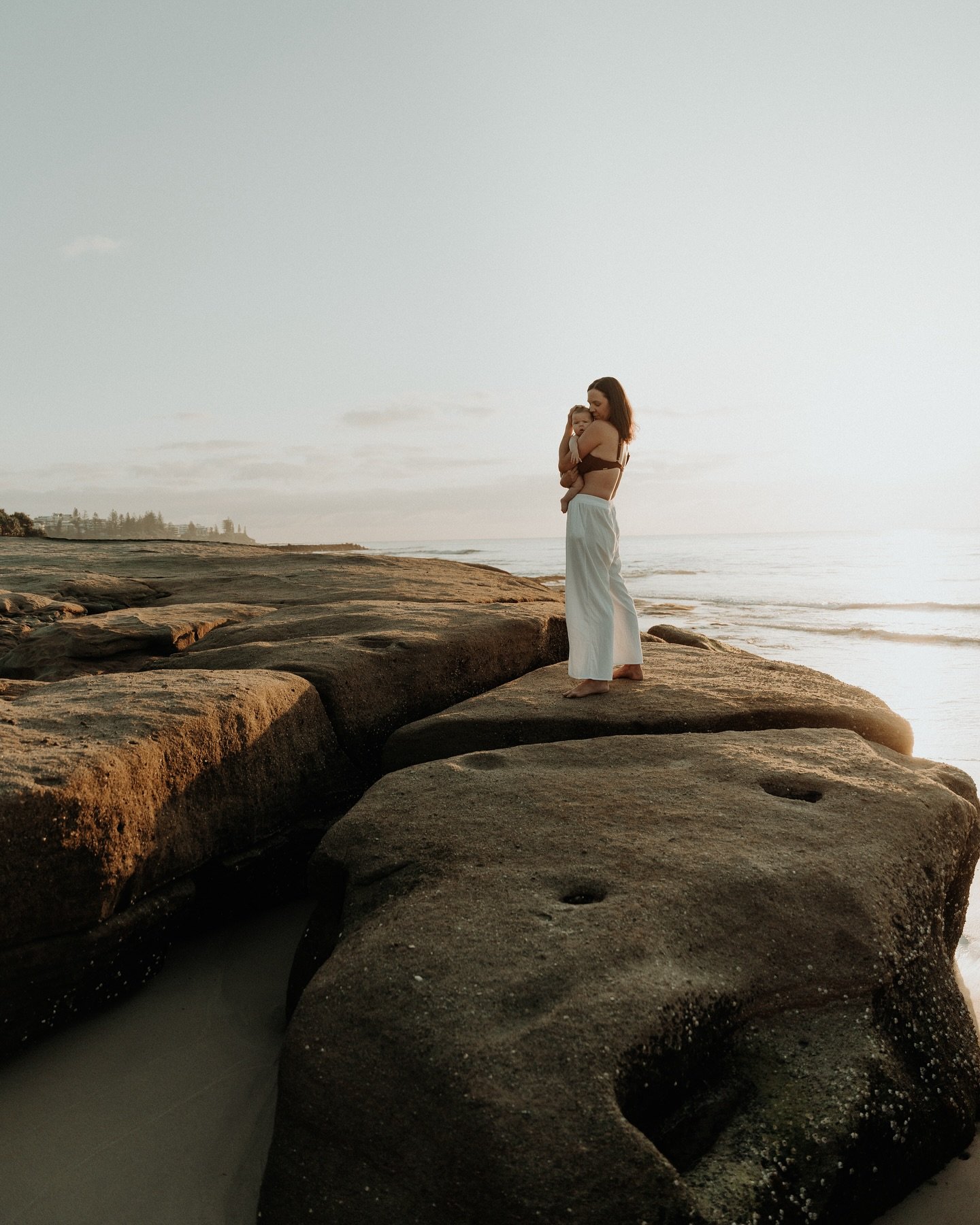 Cosy rainy Fridays 🍂 

Mama &amp; little Pippy at sunrise. 
 Thank you for having me on this beautiful morning 🌅 

#sunshinecoastmums #sunshinecoastphotographer #motherhood #ignitedmotherhood #brisbanemums #noosaphotographer #brisbanephotographer #