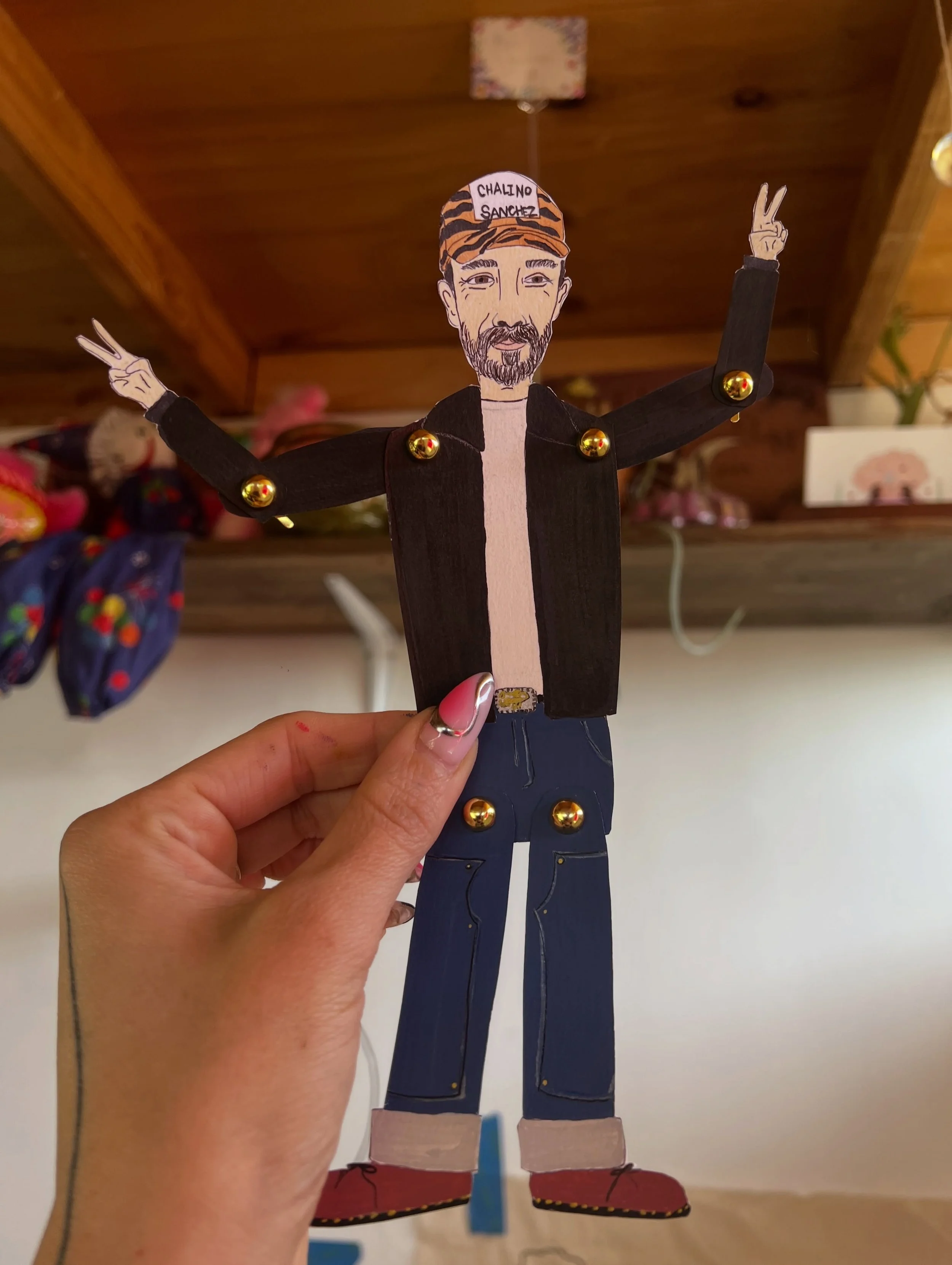Life lately. ✨

Made cutie gifts for my primo and my mami. For my primo, I turned him into a little paper puppet 🥹. For my mami, I made a small mobile with paper mach&eacute; heads of the three of us, inspired by one of my favorite fotos together.

