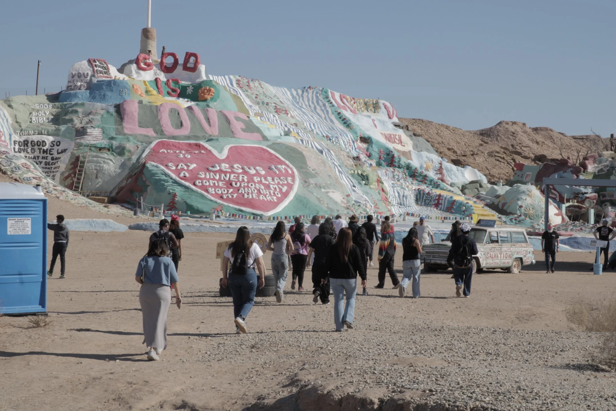 Upper School Latinx Literature students recently embarked on a trip to Calexico, at the U.S. southern border. We are excited about the unique ways in which our Service and Justice Program has expanded experiential learning at SLA. The U.S. southern b