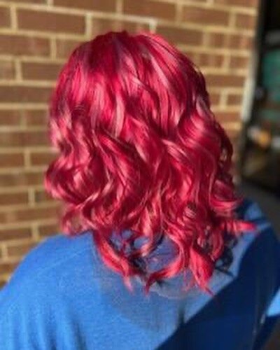 Check out the gorgeous work from @cosmo_by_brittany!!! She&rsquo;s got openings this week! Let her rock your color!!! #style #colorist #evansville #eisforeveryone #colorpow #nowtakingbookings