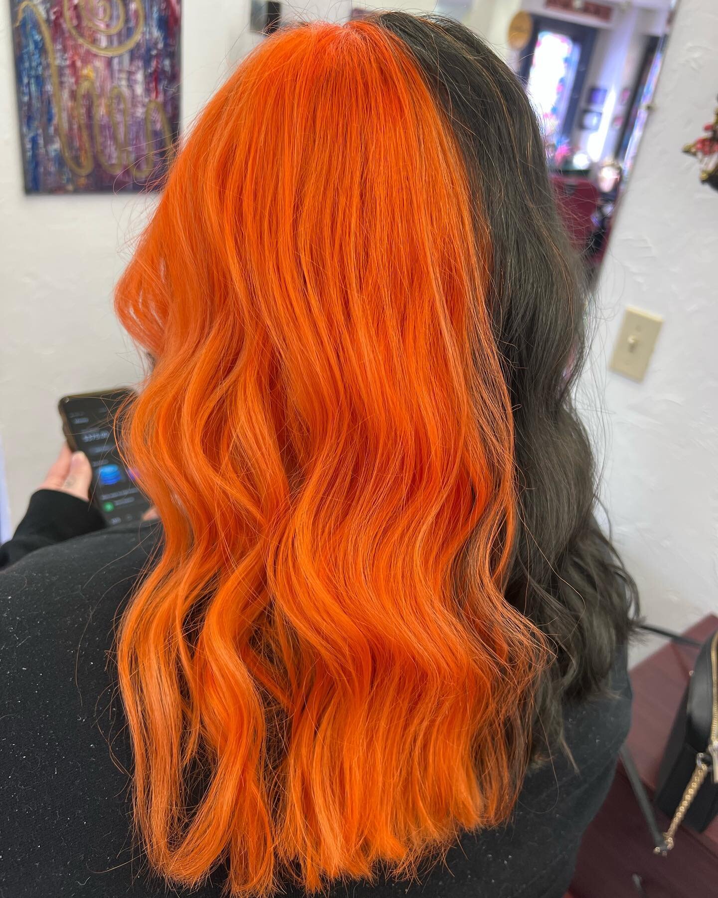 Take a minute to appreciate some of @kianaleehairco beautiful work!! She is currently taking appointments rights now! Shoot us a message and we will get you scheduled ASAP! #evansvillehair #eisforeveryone #salon #hairstyles #electricowl