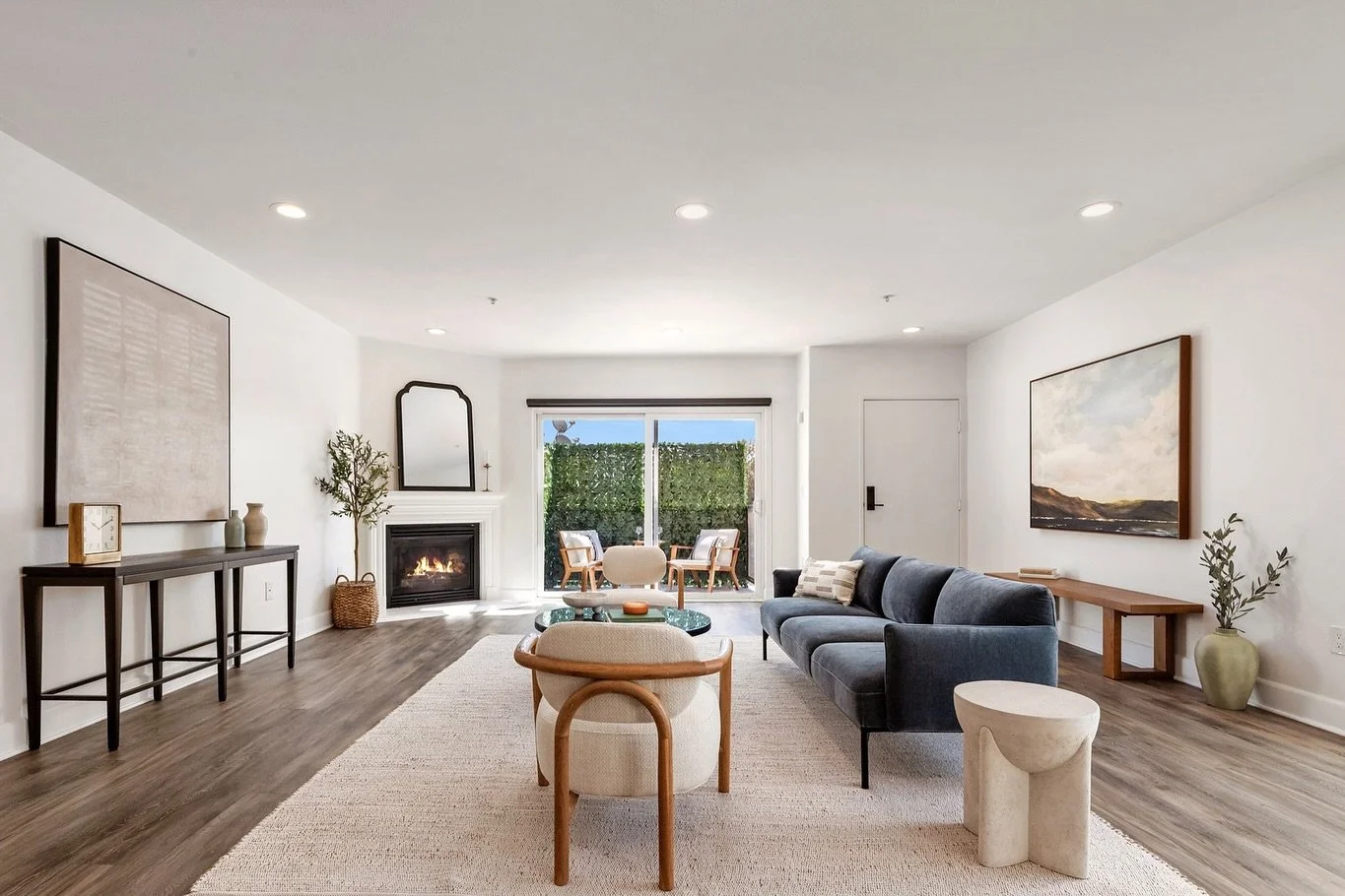 Darlington Penthouse in Brentwood staged for @gavinfleminger 
&bull;
&bull;
&bull;
&bull;
&bull;
Original photos @rewsmedia 

#westlosangeles #westsiderealestate #californiahomes #californiastaging #cassandblock #homestaginglosangeles