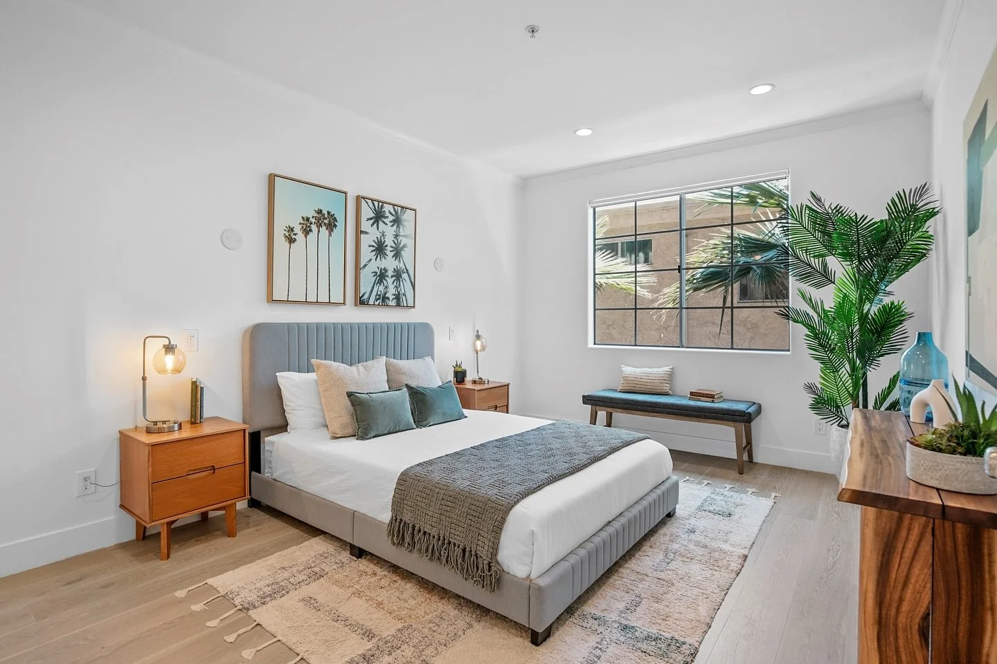 This pretty baby on Saltair Ave near Santa Monica is now in escrow after just 4 weeks on the market 👏

We partially staged the full property using a mix of owner&rsquo;s items and our own, keeping it modern and beachy.

Photos by @joshuaspoonerphoto