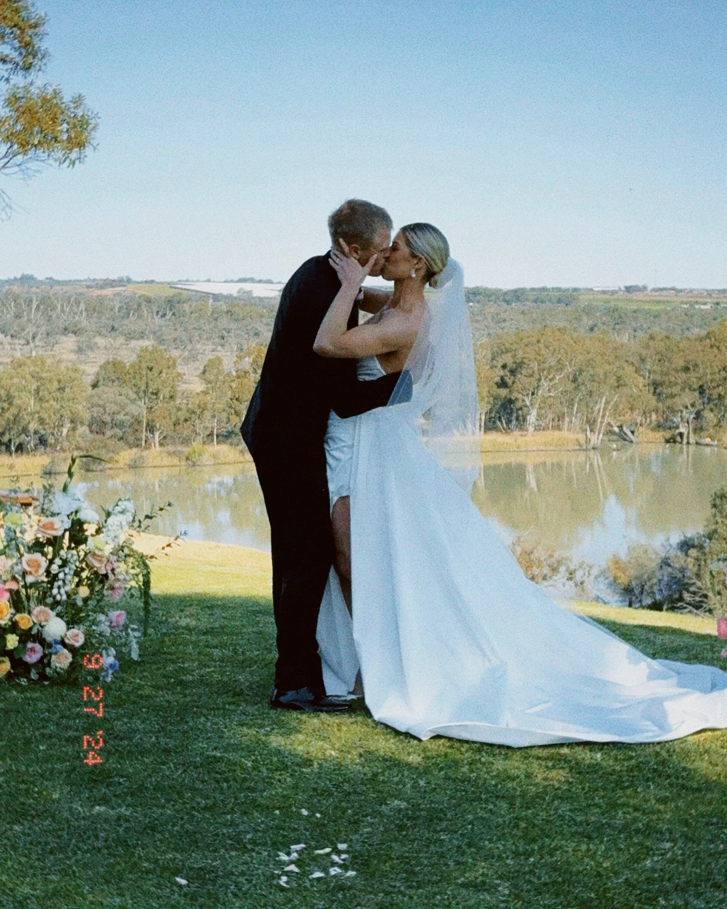 Hitched on the Riverbank, Tori + Casey&rsquo;s wedding day was an absolute DREAM!

You couldn&rsquo;t pay for weather like this! And the sunset pics? Say less🔥😮&zwj;💨

Suppliers who killed it:
@jessicamaryphotography
@janehillbridal
@elem.blooms 
