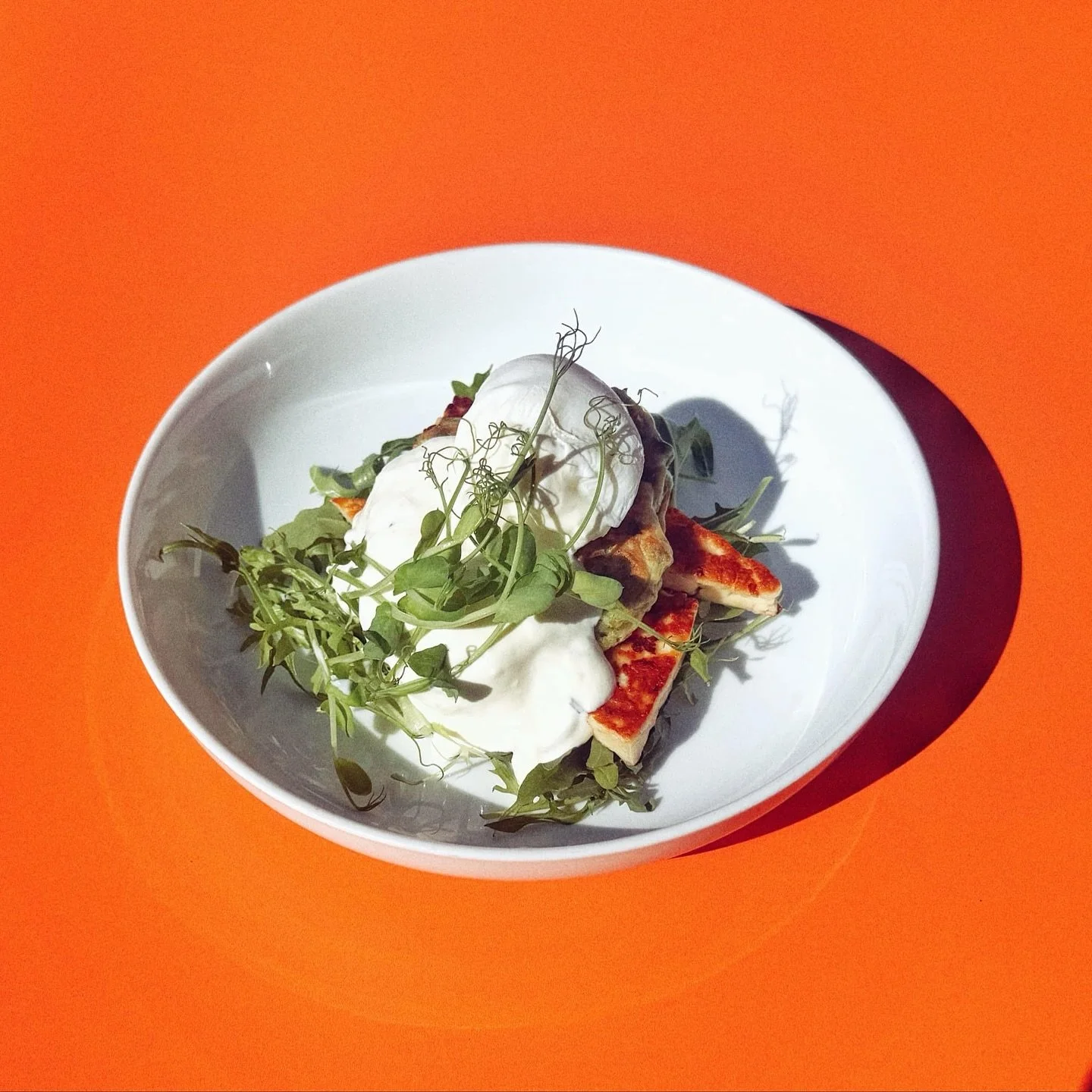 On now: Pea + feta fritter stack 🫛
w/ greens, halloumi, poached eggs, and a lemon and mint yoghurt 

Pairs well with a spritz in the sunshine 💛

#madameclarkes #hobarttasmania #brunch