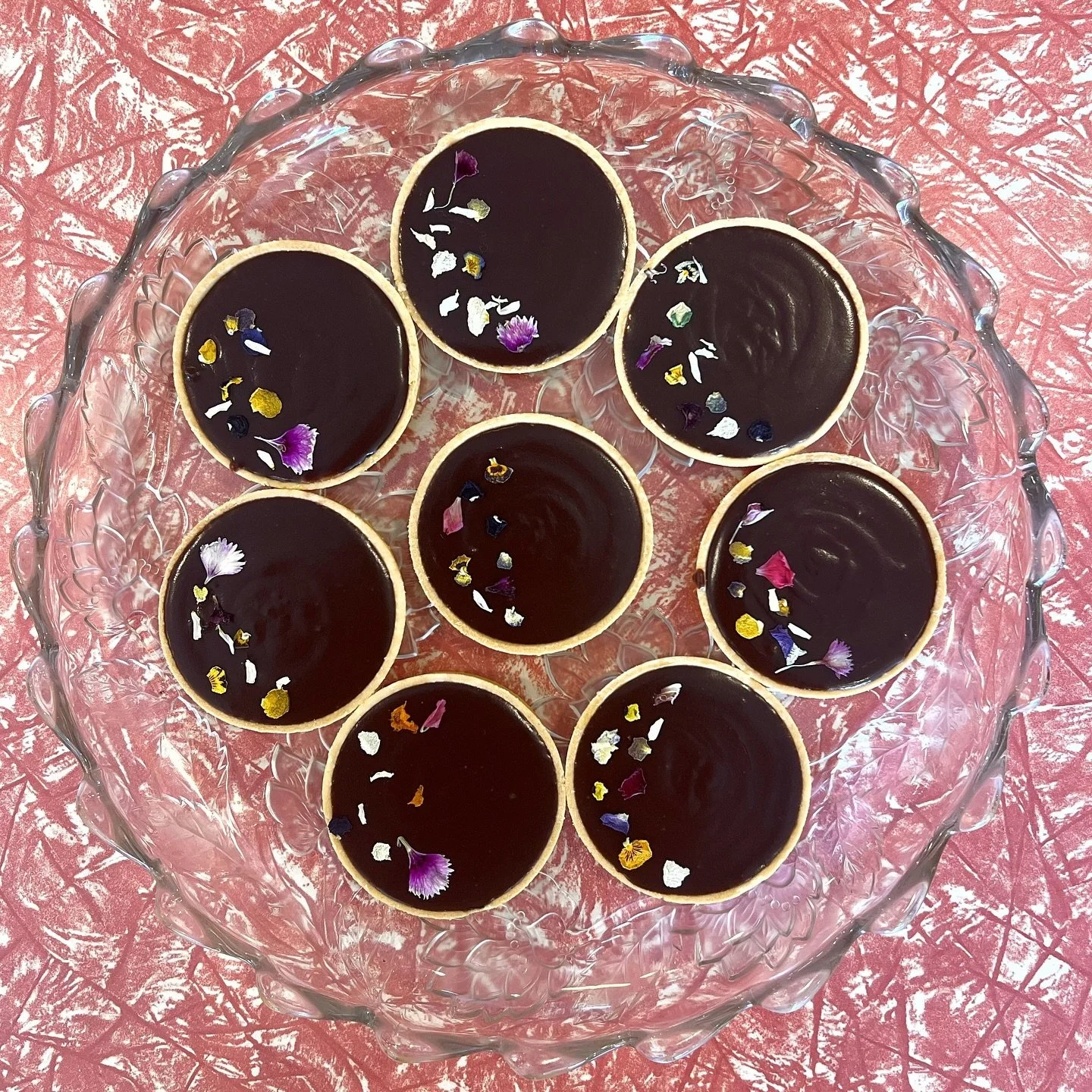 The prettiest strawberry and chocolate ganache tarts in the cake fridge today 🍓🤎🌸

#madameclarkes #tasmania
