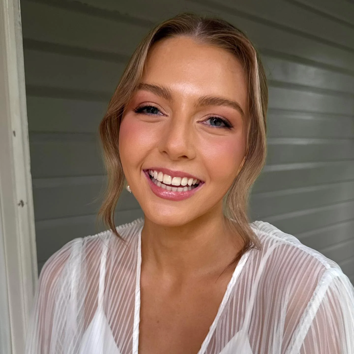 It’s wild how many people have told me lately that they’ve never had a professional makeup application they actually loved. 
Somehow, it’s just become normal to pay good money and walk away feeling underwhelmed.
The bar for profes