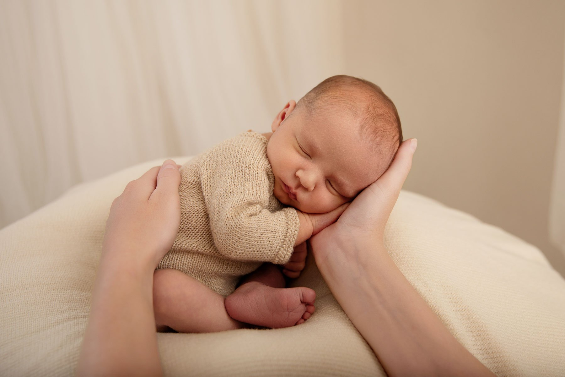 Noemie Vonthron Photography Newborn North Shore Photographer relaxed posed session