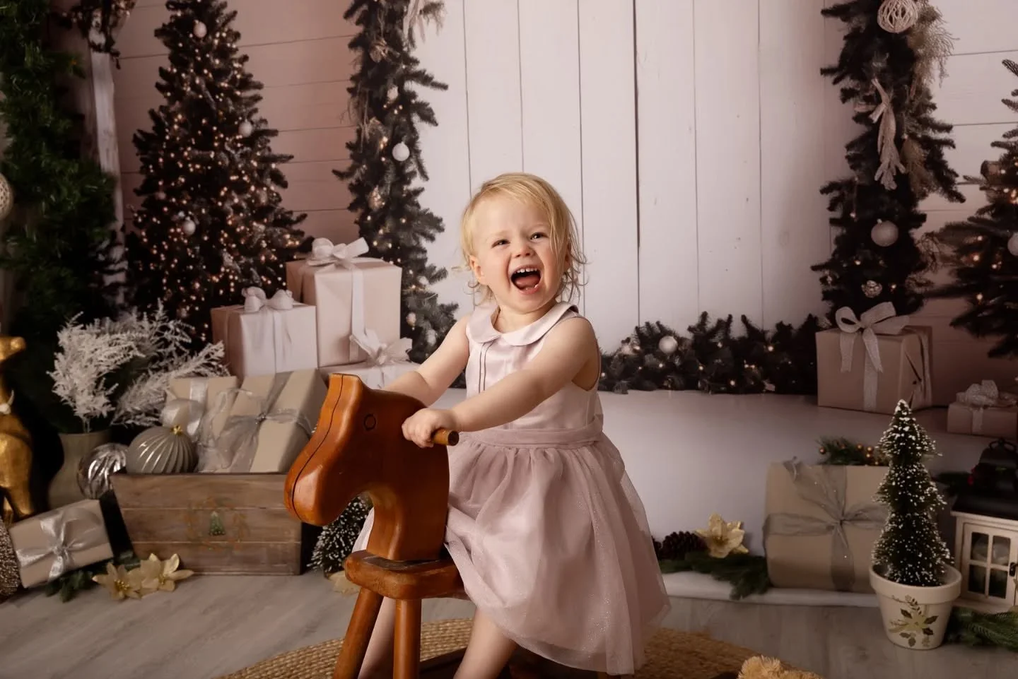 Editing, editing, editing. Taking all in, so much love, joy and fun. That's what Christmas is about, right?!
THANK YOU to all my beautiful clients who trusted me this year again 🎄❤️