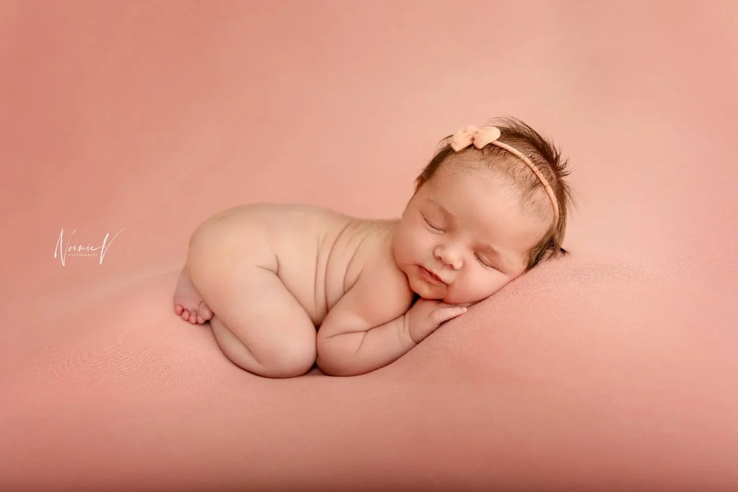 Maybe one of my new top 10 favourites!! How adorable is she!? I also haven't used this backdrop for years but used it for a few babies lately, I love it!
Galleries were sent to home like crazy the last few days, shoots, selection, editing, packing, t