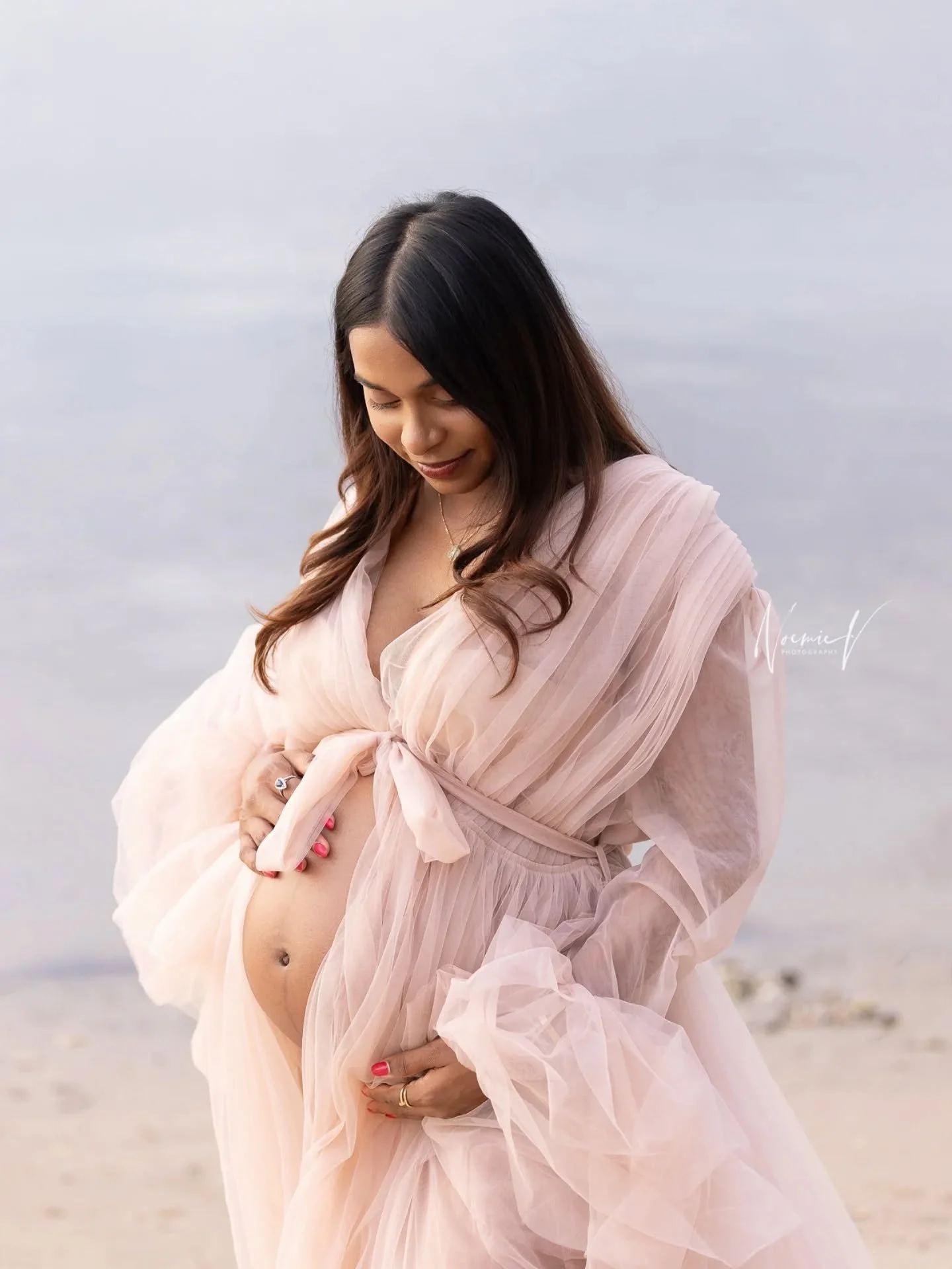 I don't think I can love these more than I do... They are stunning!!! 
I do many maternity shoots lately and I LOVE IT.
Come with your partner, siblings, fur babies!! In studio or outdoors, I have so many dresses for you mama x