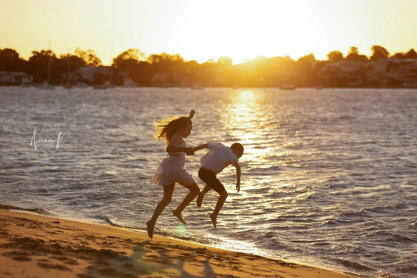 I don't remember how many sessions we did together, I love working with you guys! We had to postpone so many times our session, life and the weather were playing with us. But. Oh. So. Worth. It.
I love every single image of your extended gallery ☀️