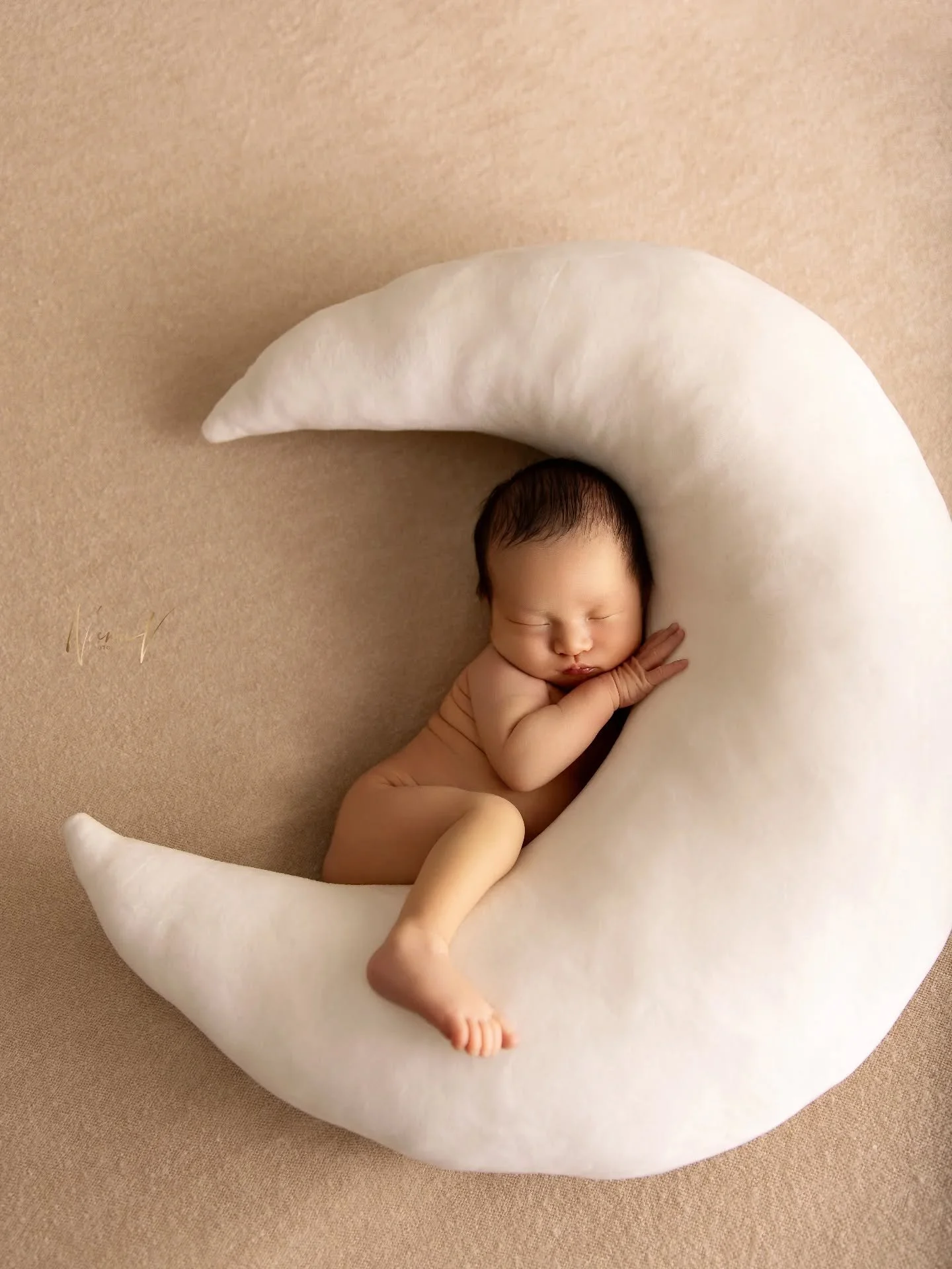 Going straight up into the favourites folder! 
Loved to the moon &amp; back
.
#newbornphotographersydney
#bestnewbornphotographersydney #sydneynewbornphotographer #sydneyphotographer #sydneymaternityphotographer