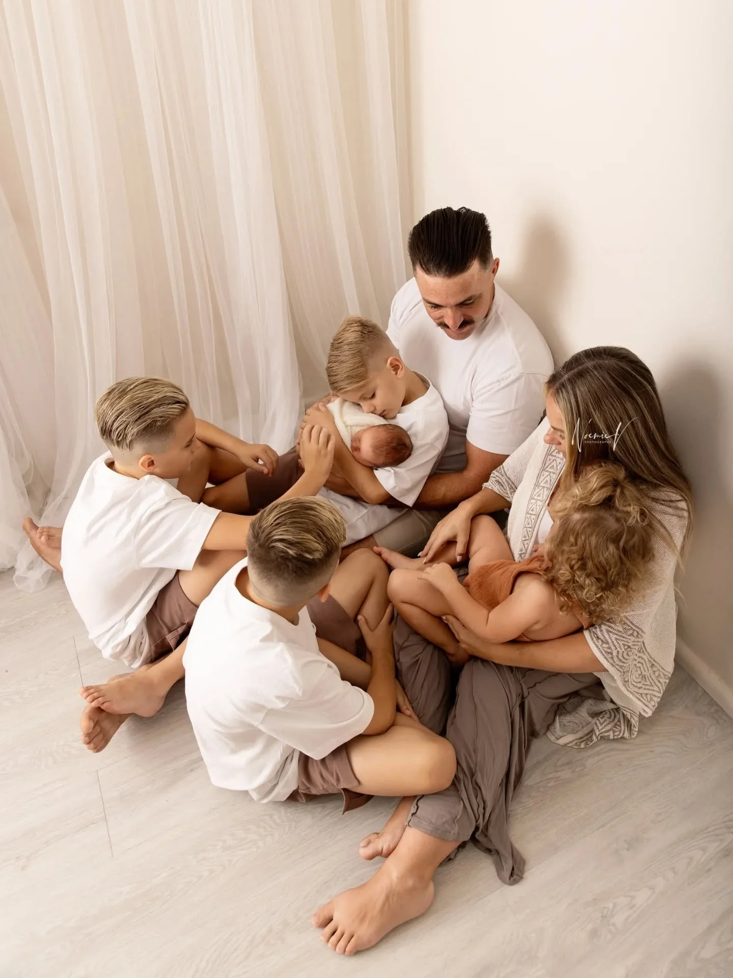 My studio is small but doesn't stop me from capturing your family ❤️❤️❤️❤️❤️
I loved capturing these guys