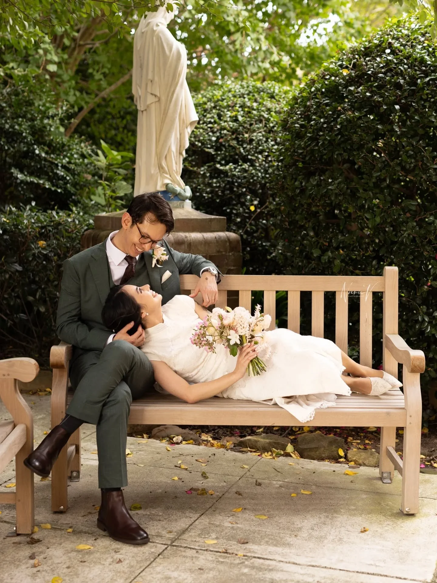 This was my second wedding and I loved it so so much!! These love birds were so adorable 
After the ceremony, bride, groom and myself escaped from the guests 15 min to do some photos around the church, we did so well, I have just edited a few sneak p