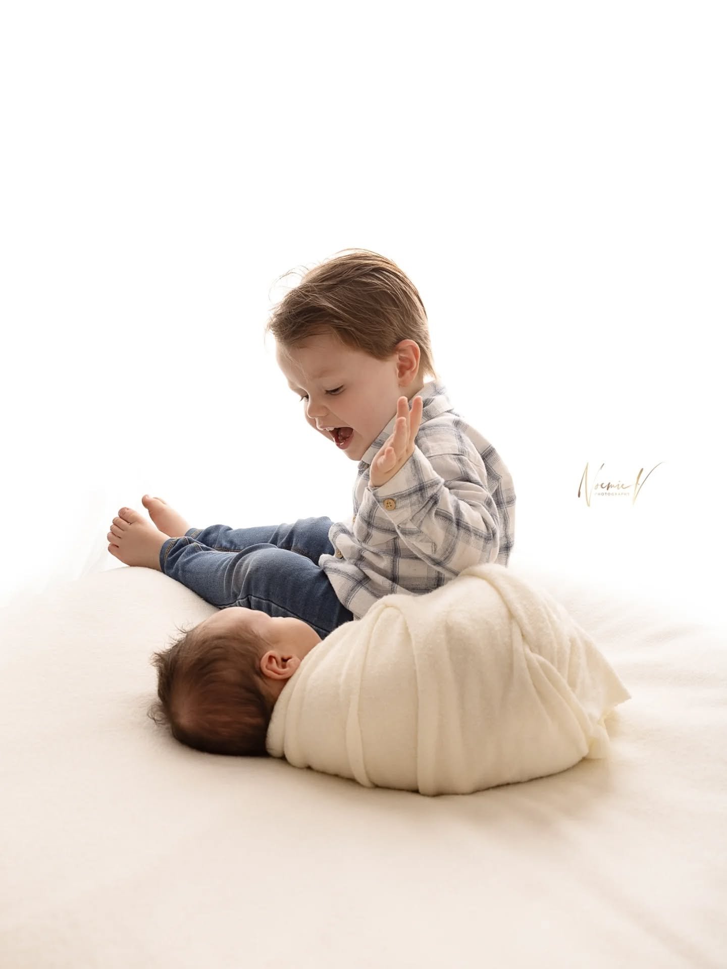 Siblings magic ✨ always bring tears 🥹🥹
.
#bestnewbornphotographersydney #sydneybabyphotographer #sydneymaternityphotographer #newbornphotographersydney #noemievonthronphotography