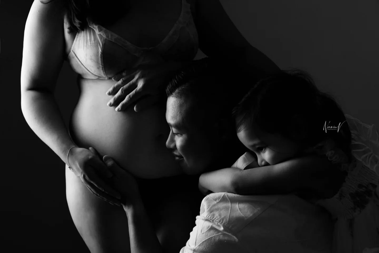 Galleries going home. Love these so much ❤️
.
#maternityphotographersydney #sydneymaternityphotography #pregnancyphotos #noemievonthronphotography
