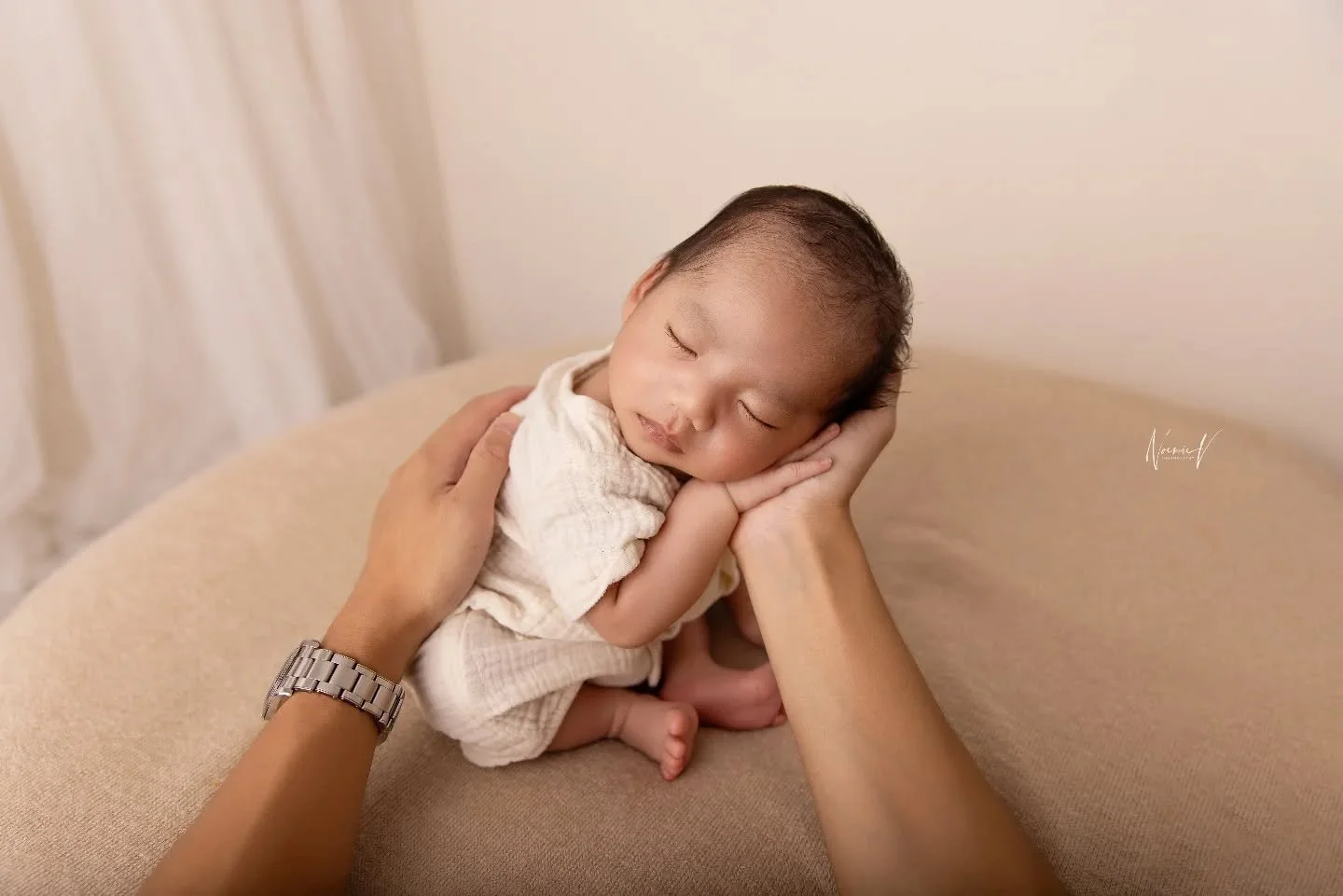 🤎 Simplicity sessions.
.
#bestnewbornphotographersydney #sydneynewbornphotographer #relaxedbabyphotography #sydneybabyphotographer #noemievonthronphotography