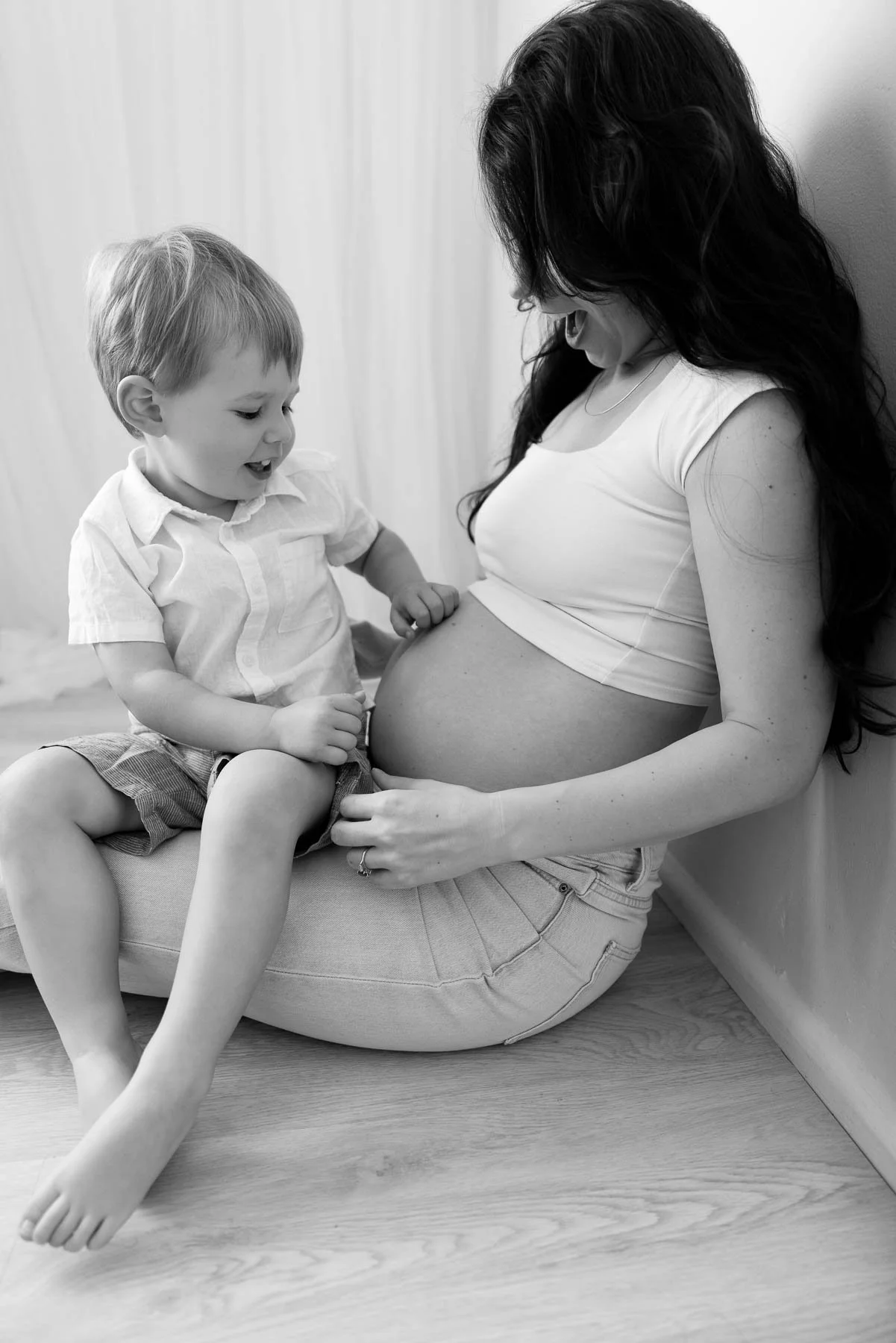 casual family maternity photography including toddlers in studio