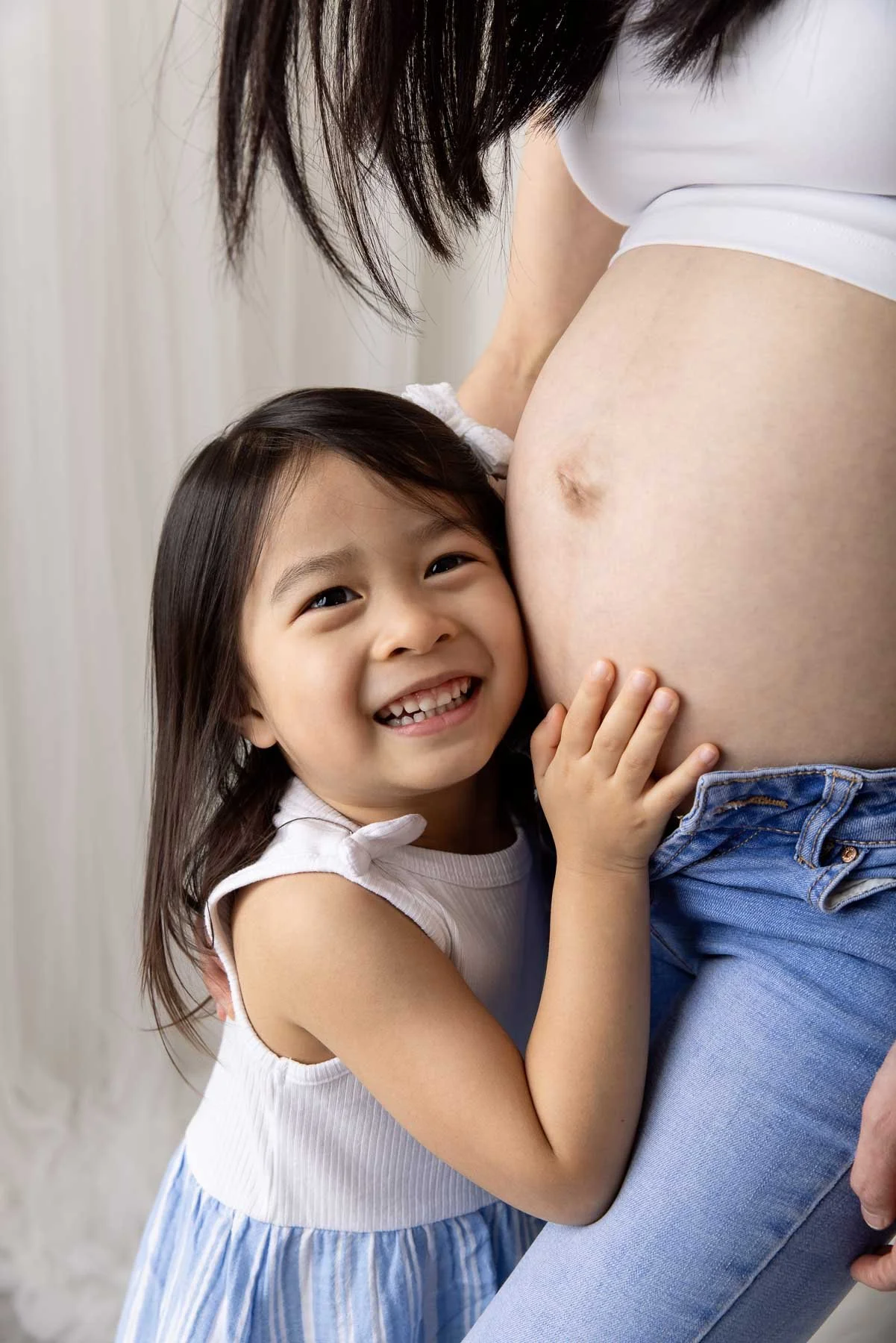 casual family maternity photography including toddlers in studio