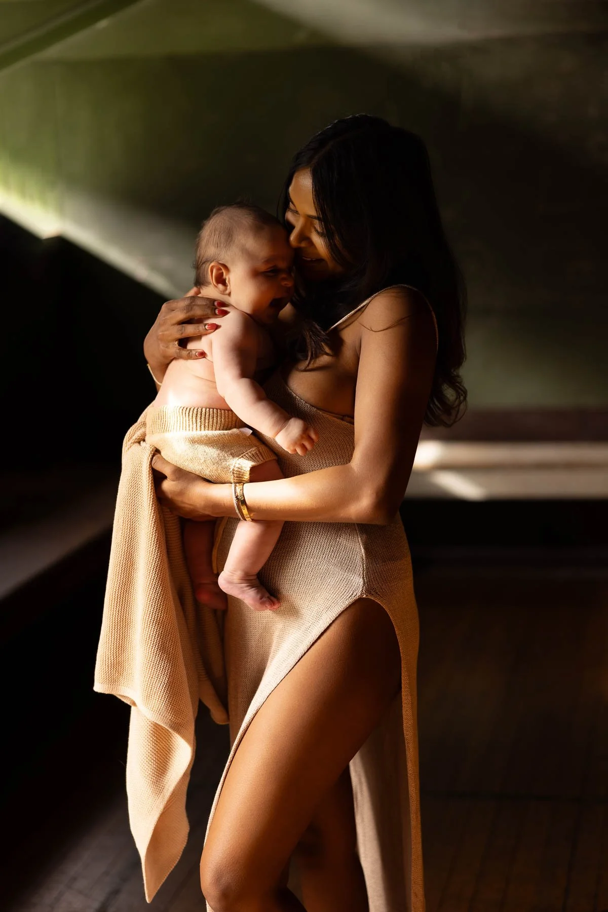 Mini & Me, mother and baby photoshoot in natural light cuddling