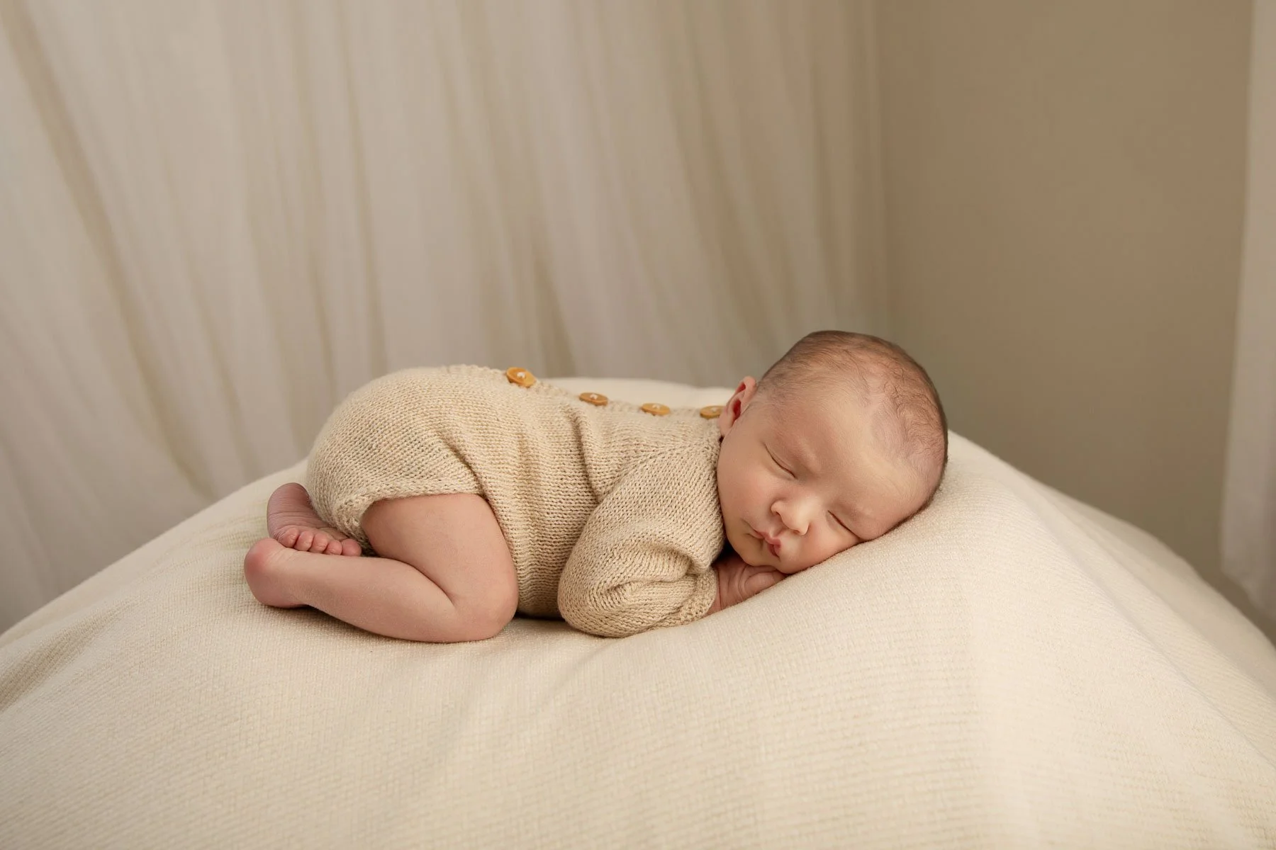 Noemie Vonthron Photography Newborn North Shore Photographer relaxed posed session