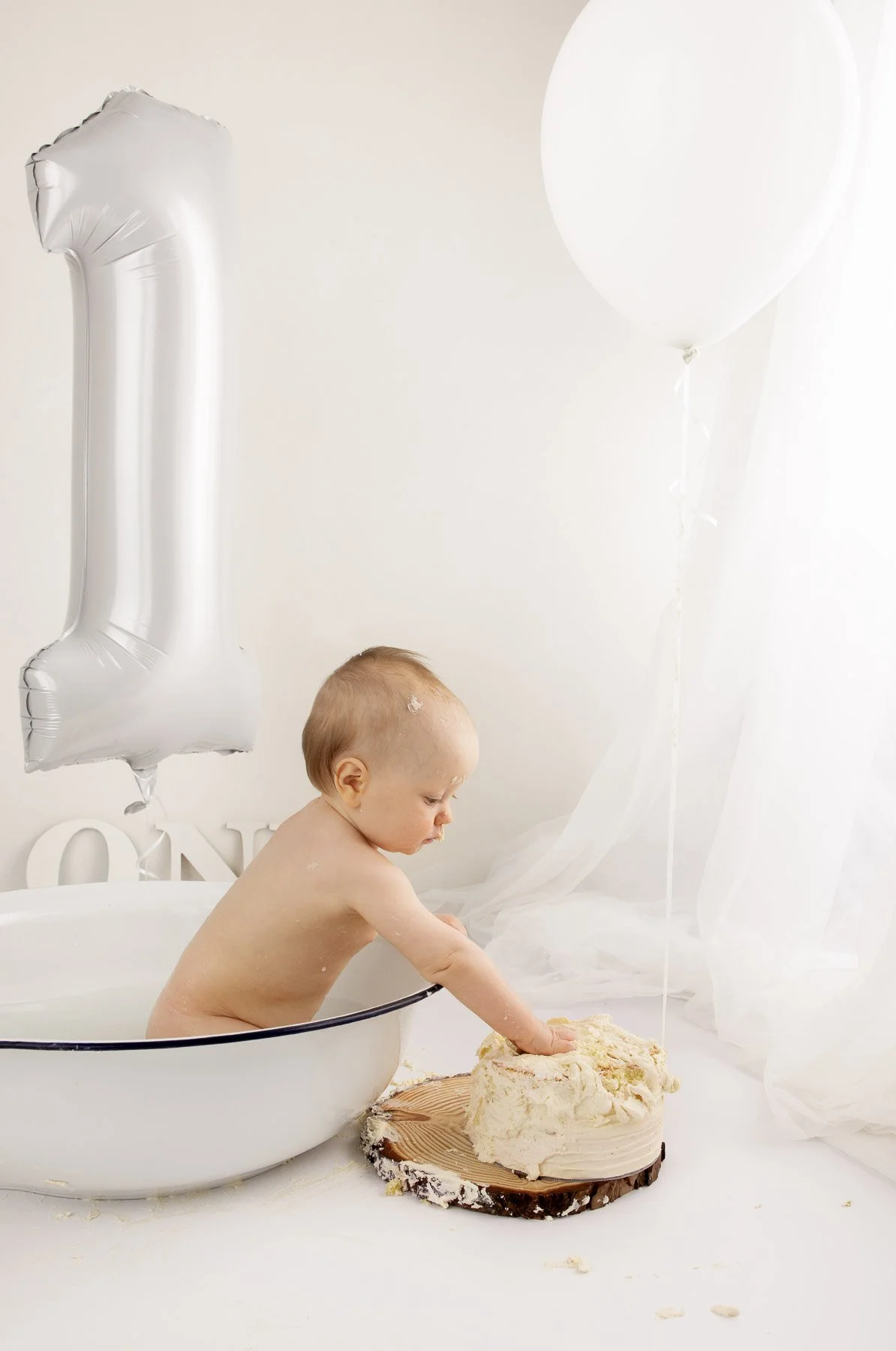 Cake smash photographer Sydney North Shore White theme with balloon